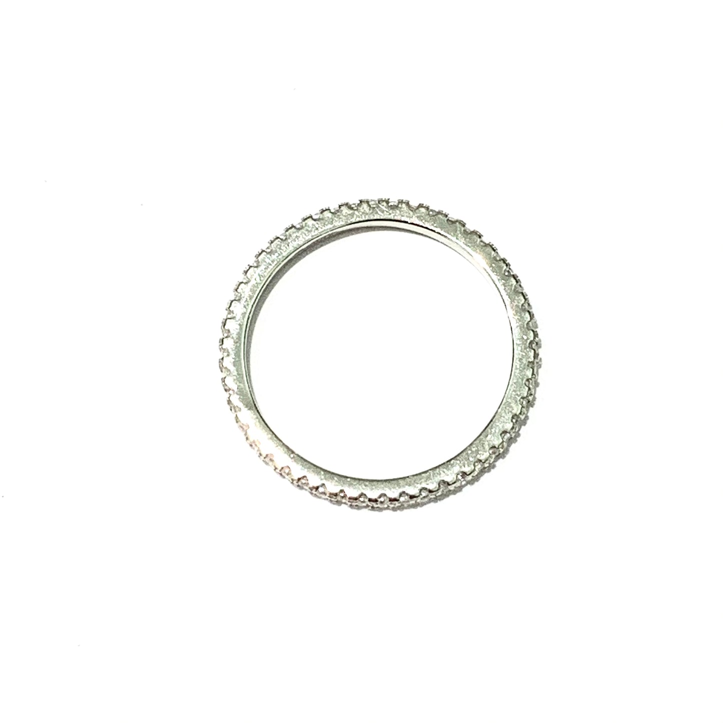 Anello veretta in argento con un giro di zirconi. Larghezza 0,1 cm. Più misure disponibili.