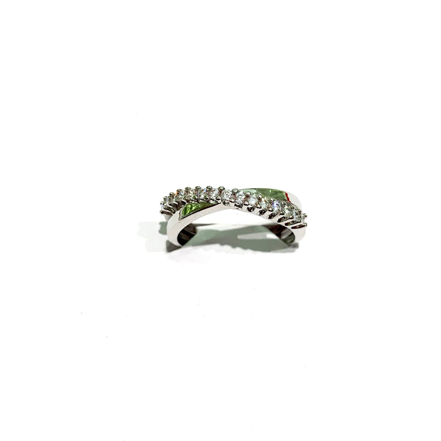 Anello in oro bianco 9kt con due fascette che si incrociano, di cui una liscia e una ricoperta da zirconi. Dimensione singola fascetta 0,2 cm. Misura 13.