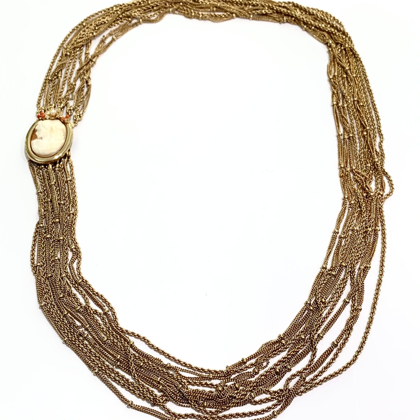 Collana lunga in bijoux multifilo bagnata in oro con cammeo. Lunghezza filo più lungo 75 cm. Lunghezza filo più corto 64 cm. Dimensioni cammeo 3,5 cm x 2,5 cm. Spedizione gratuita con confezione regalo.