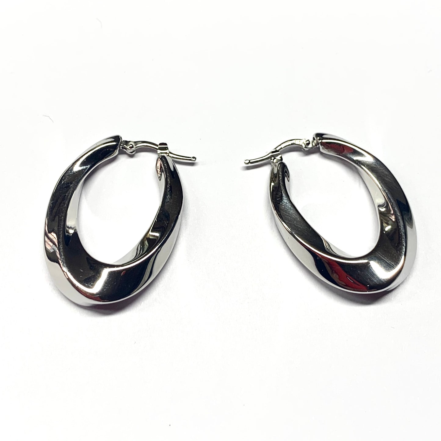 Orecchini in argento ovali con lavorazione a torciglione. Lunghezza 3,4 cm. Larghezza totale 2,2 cm, di cui 1,5 cm diametro interno. Spessore 0,5 cm. Chiusura a baionetta. Spedizione gratuita con confezione regalo.