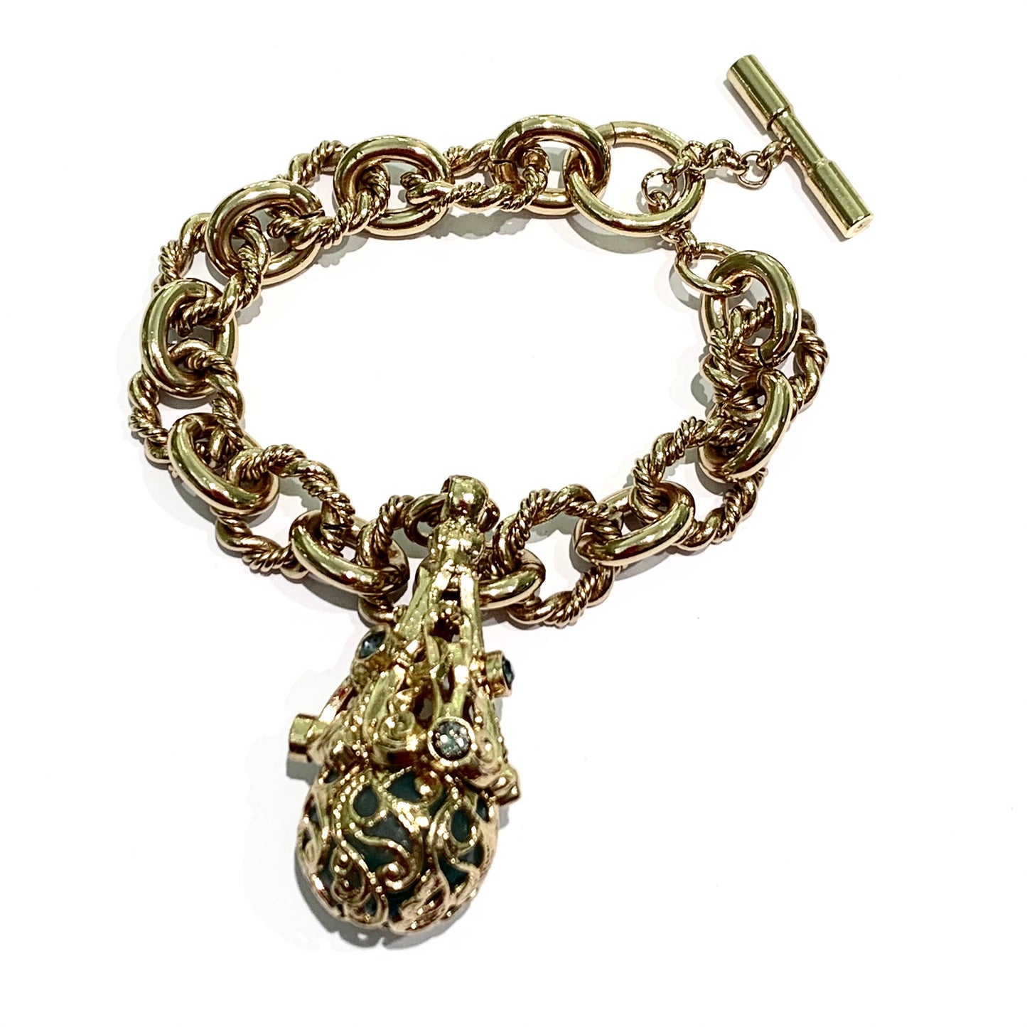 Bracciale in bijoux bagnato in oro con ciondolo pendente e pietre naturali. Lunghezza bracciale 20 cm. Ciondolo pendente di 6 cm e largo 2 cm. Spedizione gratuita con confezione regalo.