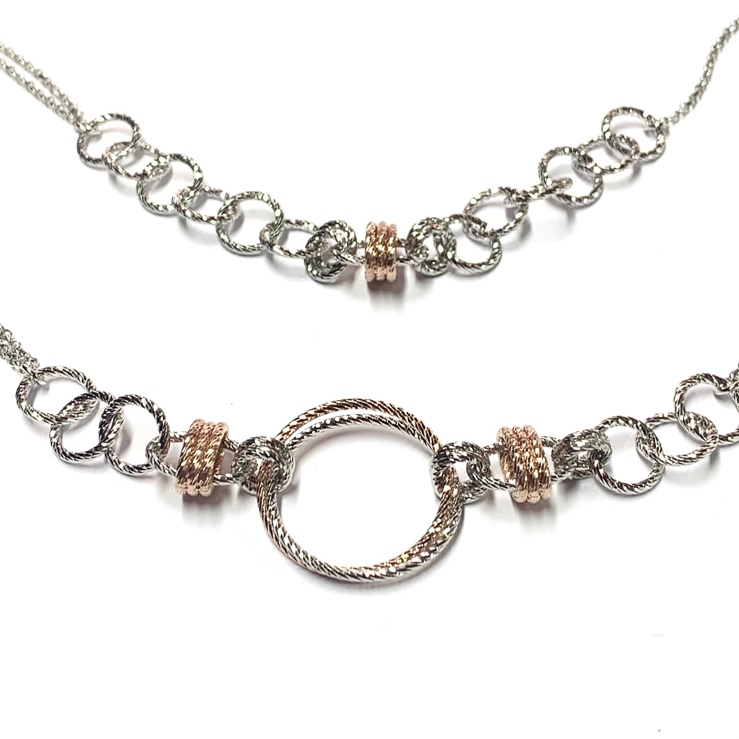 Collana argento lunga bicolore con gruppi di cerchi satinati alternati a catena sottile. Lunghezza catena 80 cm. Larghezza cerchio grande 2,5 cm. Larghezza cerchi piccoli 1 cm. Lunghezza catena con cerchi 12 cm da ciascuna parte. Spedizione gratuita con confezione regalo.