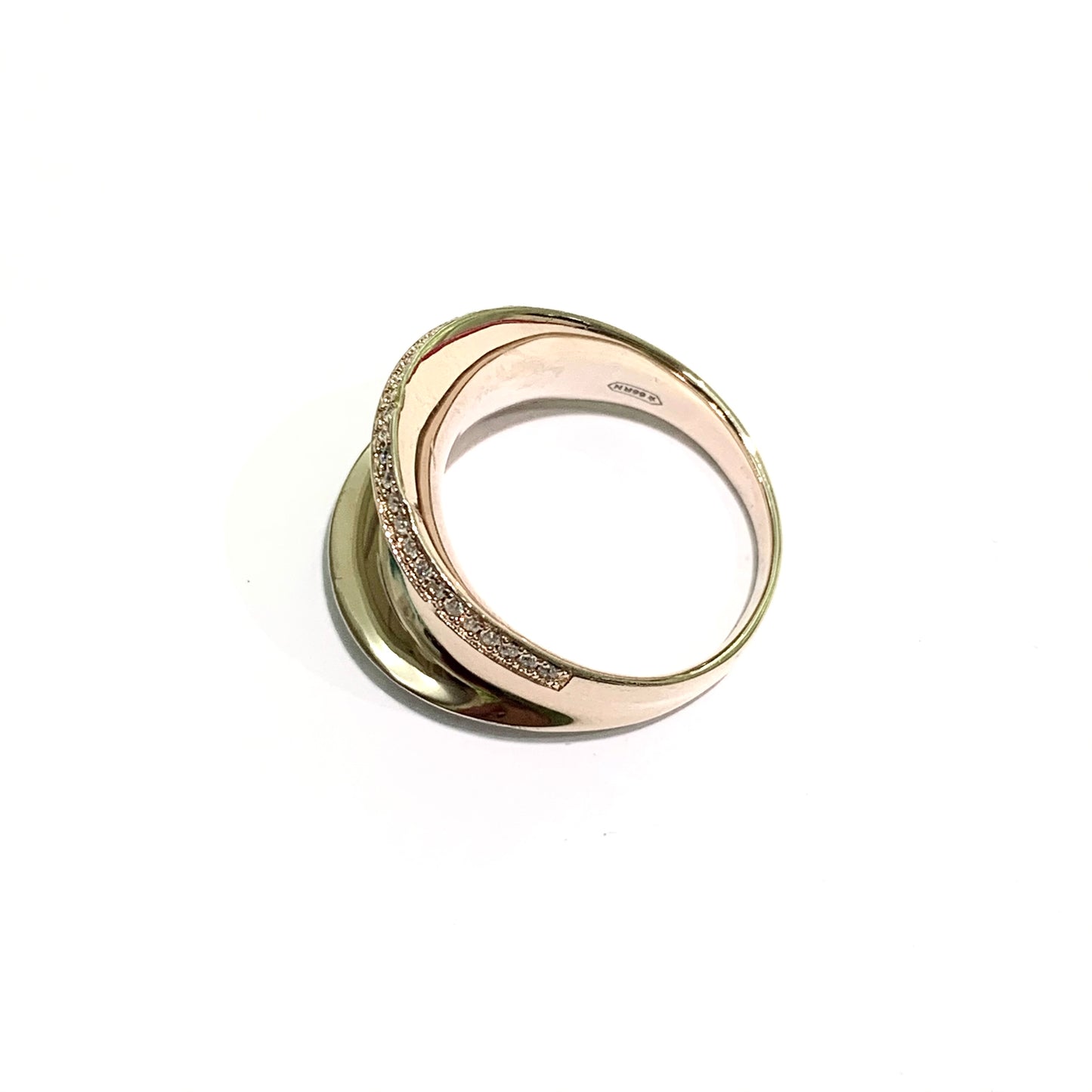 Anello in argento rosa con lati ricoperti da zirconi. Larghezza 1,5 cm. Misura 15.