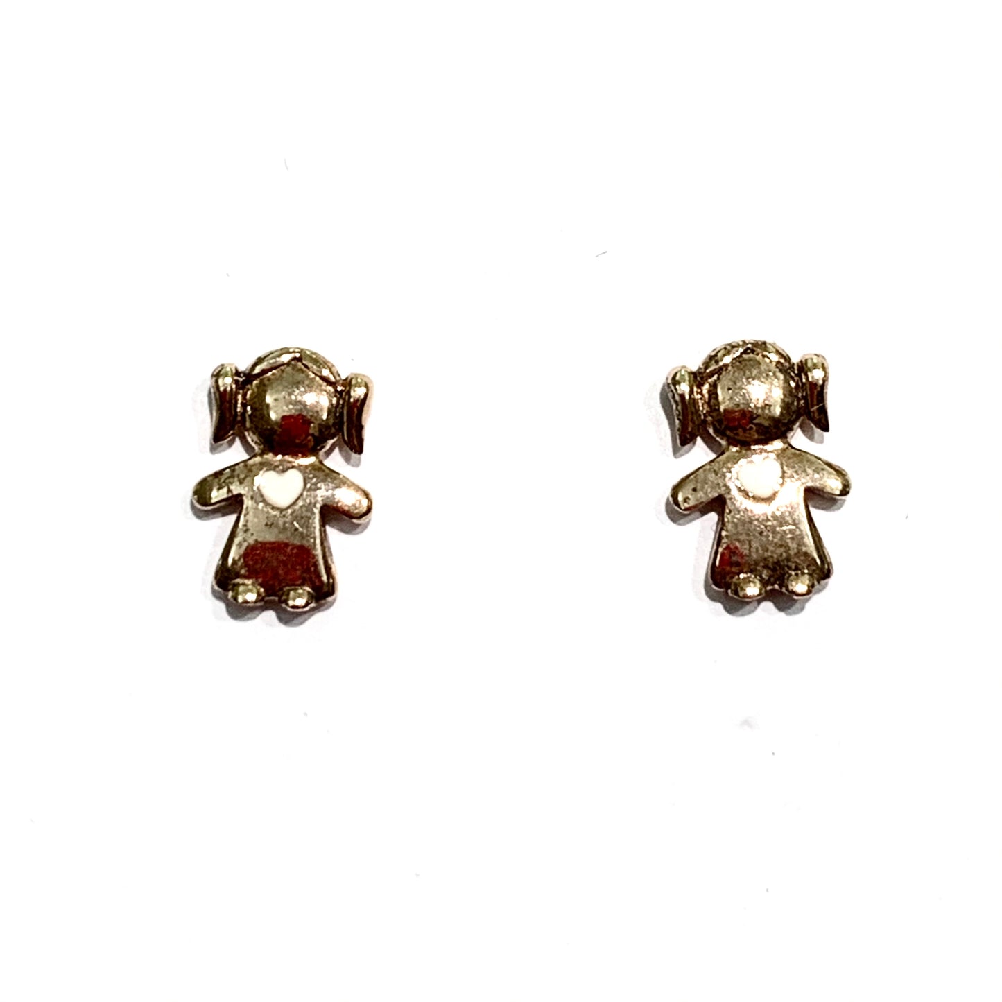 Orecchini in argento bagnati in oro rosa con bimba e cuoricino bianco smaltato. Dimensione 0,5x1 cm. Chiusura con farfalline. Spedizione gratuita con confezione regalo.