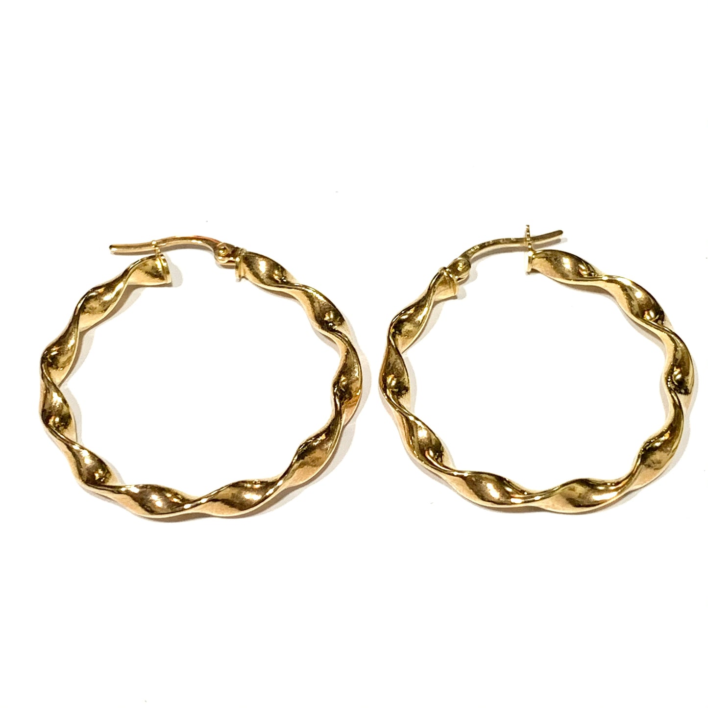 Orecchini in oro giallo 9kt a cerchio torciglione. Diametro interno 2,5 cm. Spessore 0,3 cm. Chiusura a baionetta. Spedizione gratuita con confezione regalo.