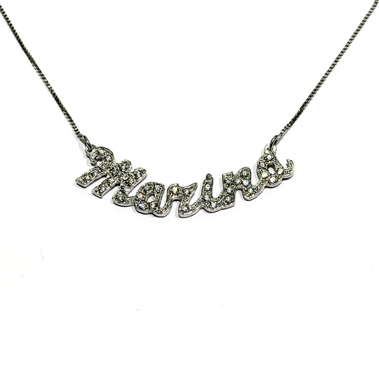 Collana in argento con nome Marina ricoperto da zirconi. Lunghezza catena 40 cm. Lunghezza nome 4,5 cm, altezza lettere 0,5 cm con iniziale da 1 cm. Spedizione gratuita con confezione regalo.