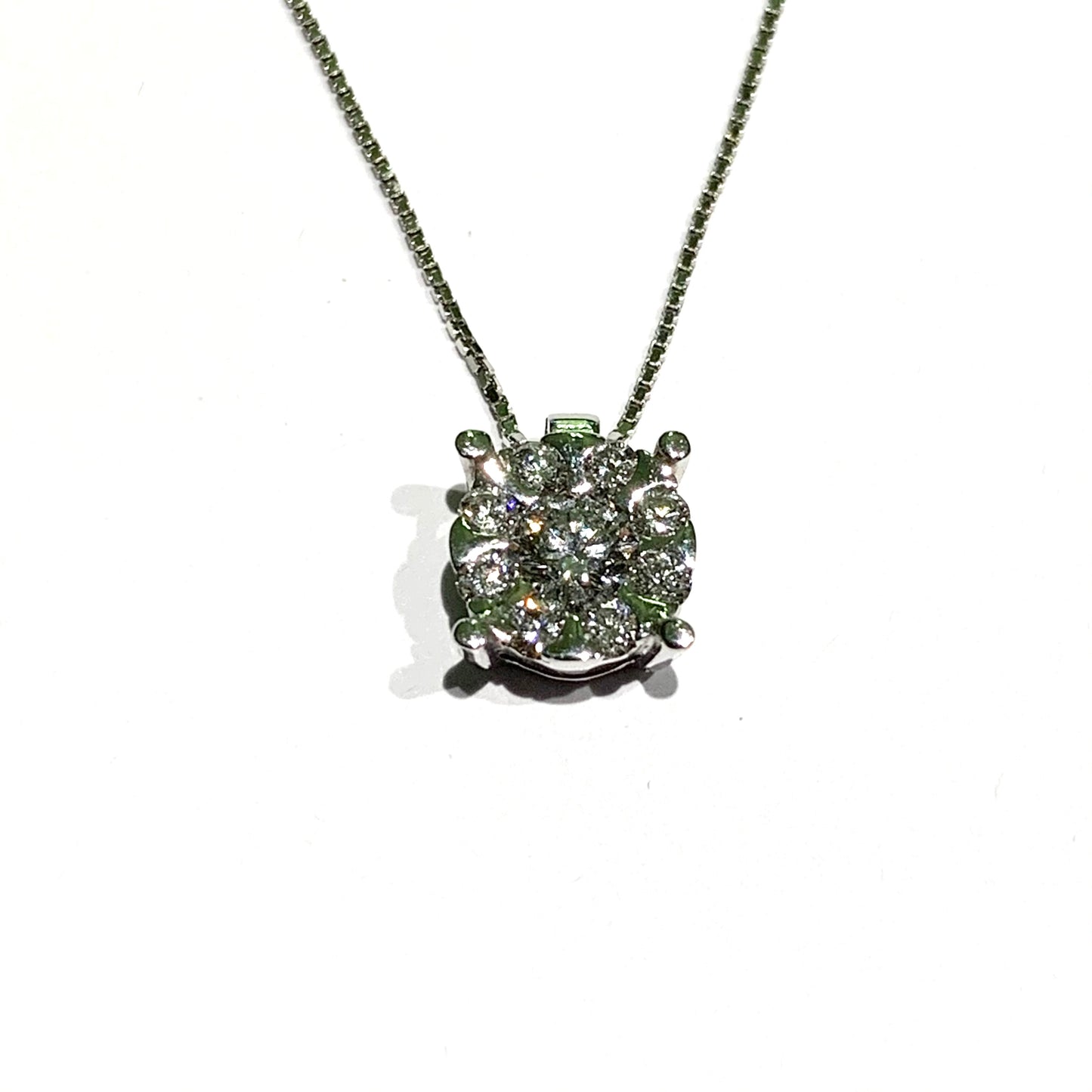 Collana in oro bianco 18kt con diamante centrale circondato da altri diamanti. Marchio Gianni Carità. Lunghezza catena 46 cm. Caratura diamanti 0,48. Dimensioni ciondolo 0,8 cm. Spedizione gratuita con confezione regalo.