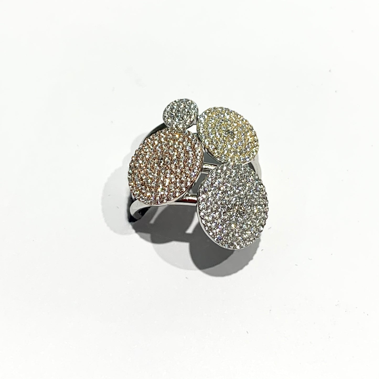 Anello in argento con quattro cerchi di colore diverso, due bianchi, uno giallo e uno rosa, ricoperti da zirconi. Dimensione totale 2 cm. Misura 12.