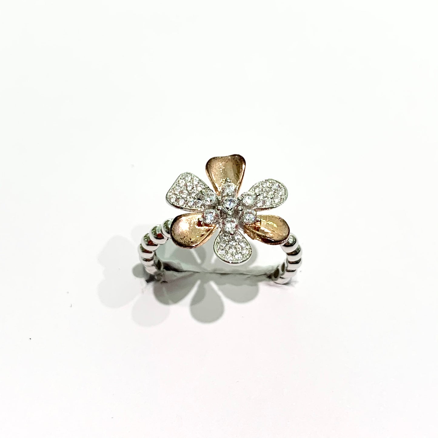 Anello in argento bicolore con zirconi e tre petali rosa. Dimensioni fiore 1,5 cm. Misura 17.
