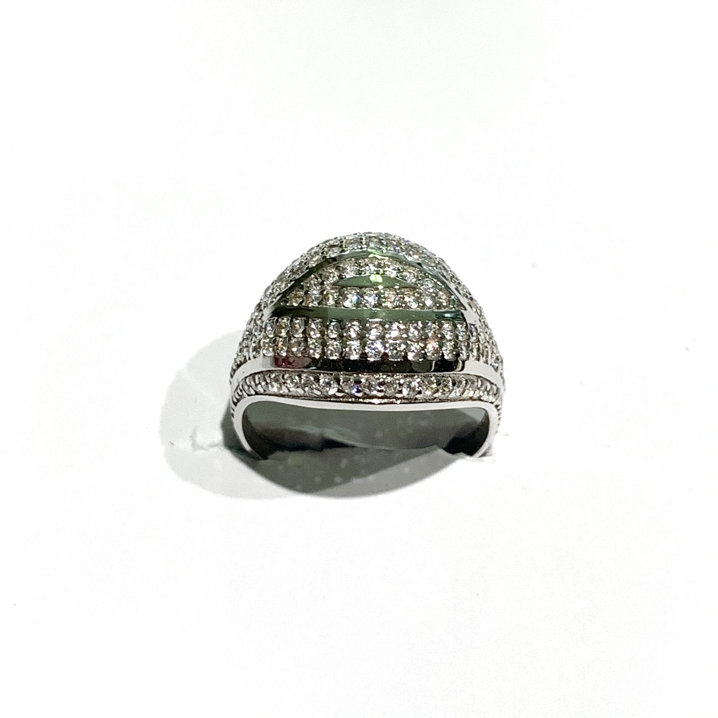 Anello in oro bianco 18kt con strisce ricoperte da zirconi. Larghezza totale 1,4 cm. Misura 12.