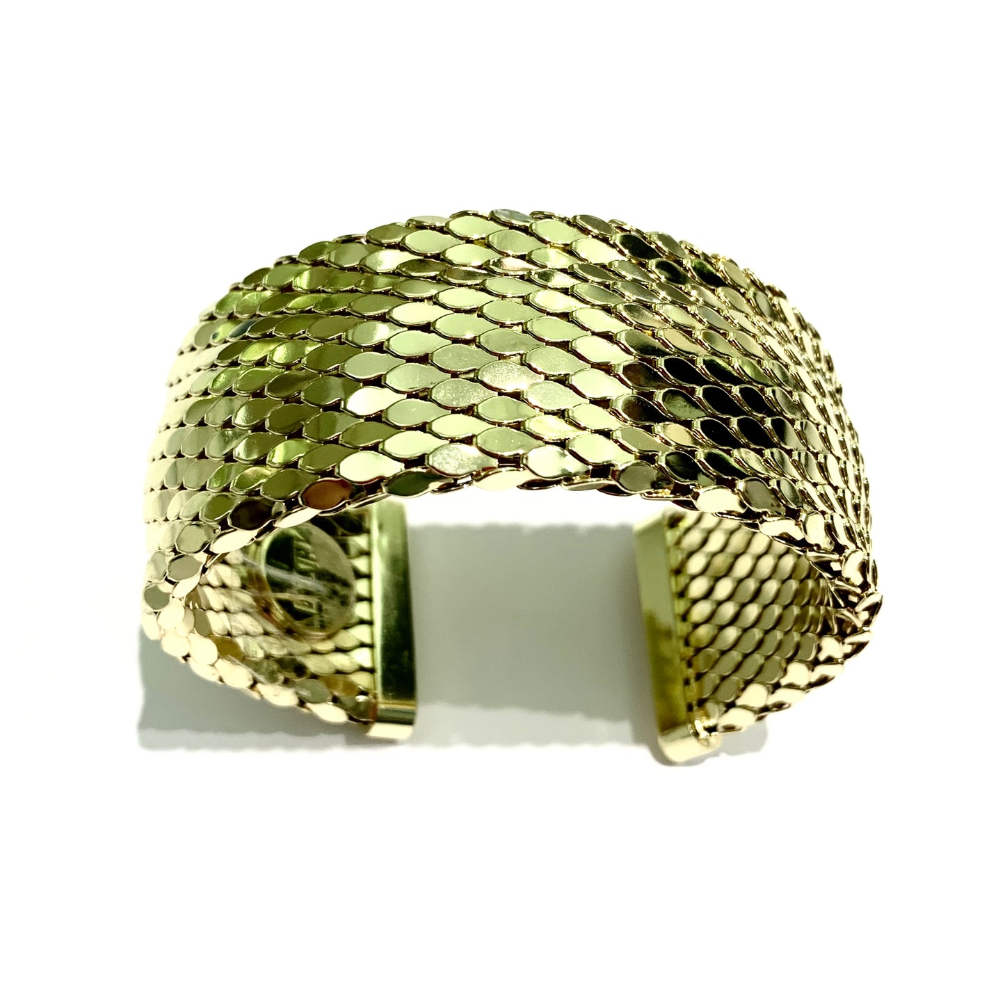 Bracciale in bijoux bagnato in oro rigido e aperto. Marchio Unoaerre. Circonferenza bracciale 22 cm, inclusi 3 cm di apertura. Larghezza bracciale 3 cm. Spedizione gratuita con confezione regalo.