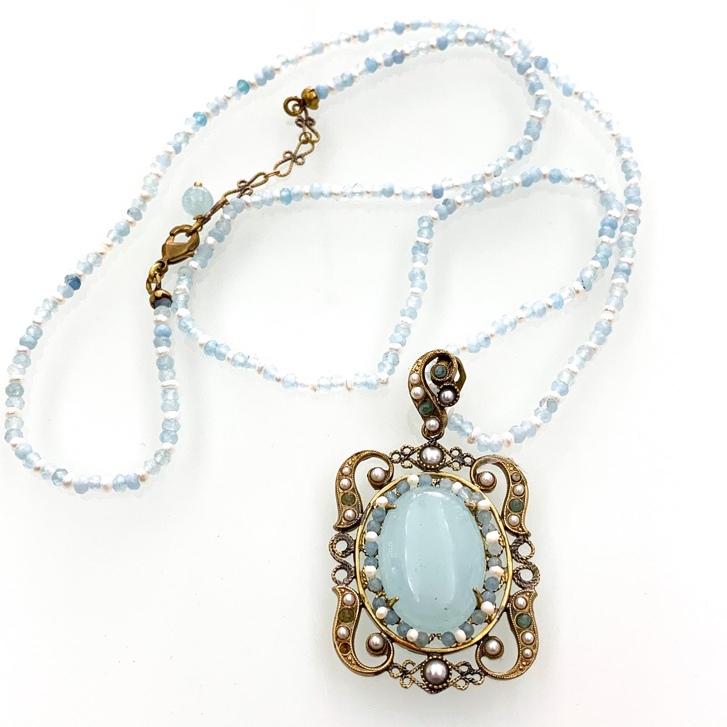 Collana lunga in bijoux con perline e ciondolo con Corniola. Lunghezza catena 72 cm, allungabile fino a 76 cm. Spessore catena 0,3 cm. Dimensioni ciondolo 4 cm di lunghezza + 2 cm di anellino e 3 cm di larghezza. Spedizione gratuita con confezione regalo.