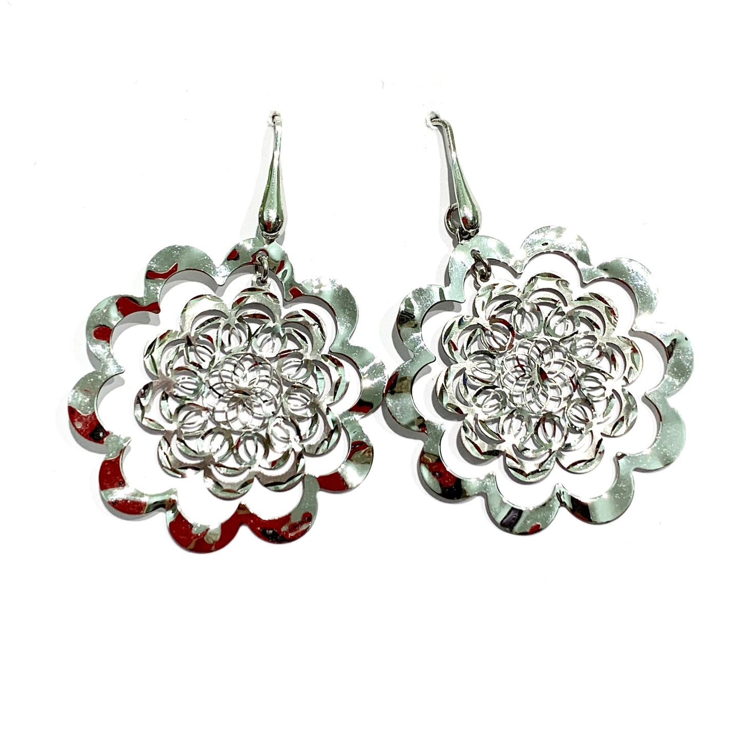 Orecchini in argento pendenti a forma di fiore, con parte interna mobile. Lunghezza totale 5,5 cm, di cui 1,5 cm il gancino. Larghezza fiore 3,5 cm. Spedizione gratuita con confezione regalo.