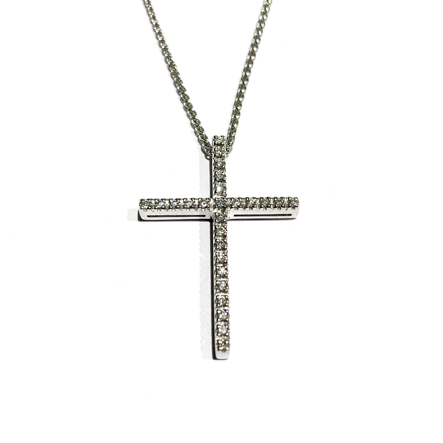 Collana in oro bianco 18kt con croce ricoperta da diamanti. Diamanti 0,16 carati. Lunghezza catena 42 cm. Dimensioni croce 2,5 cm di lunghezza x 1,8 cm di larghezza. Spedizione gratuita con confezione regalo.