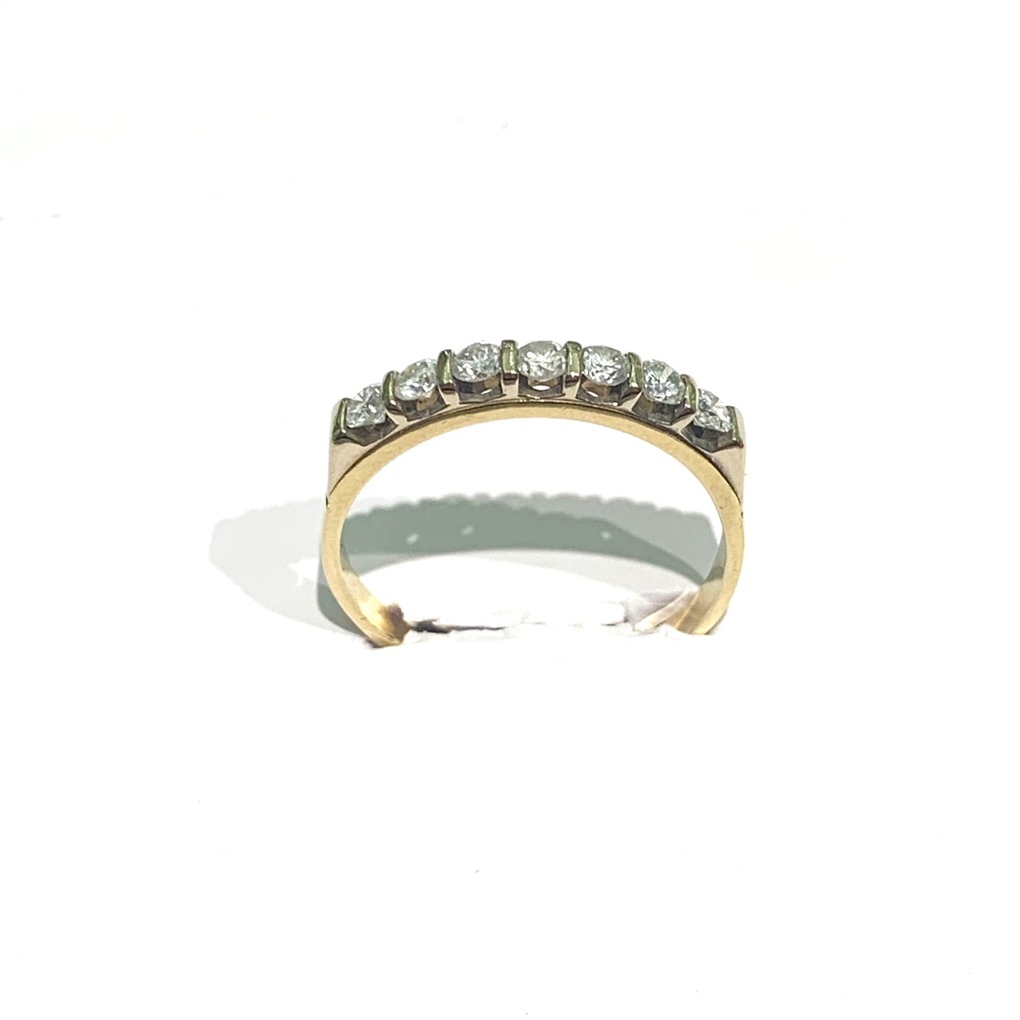 Anello fedina in oro giallo 18kt con sette diamanti. Diamanti 0,50 carati. Dimensione diamante 0,2 cm. Misura 19.