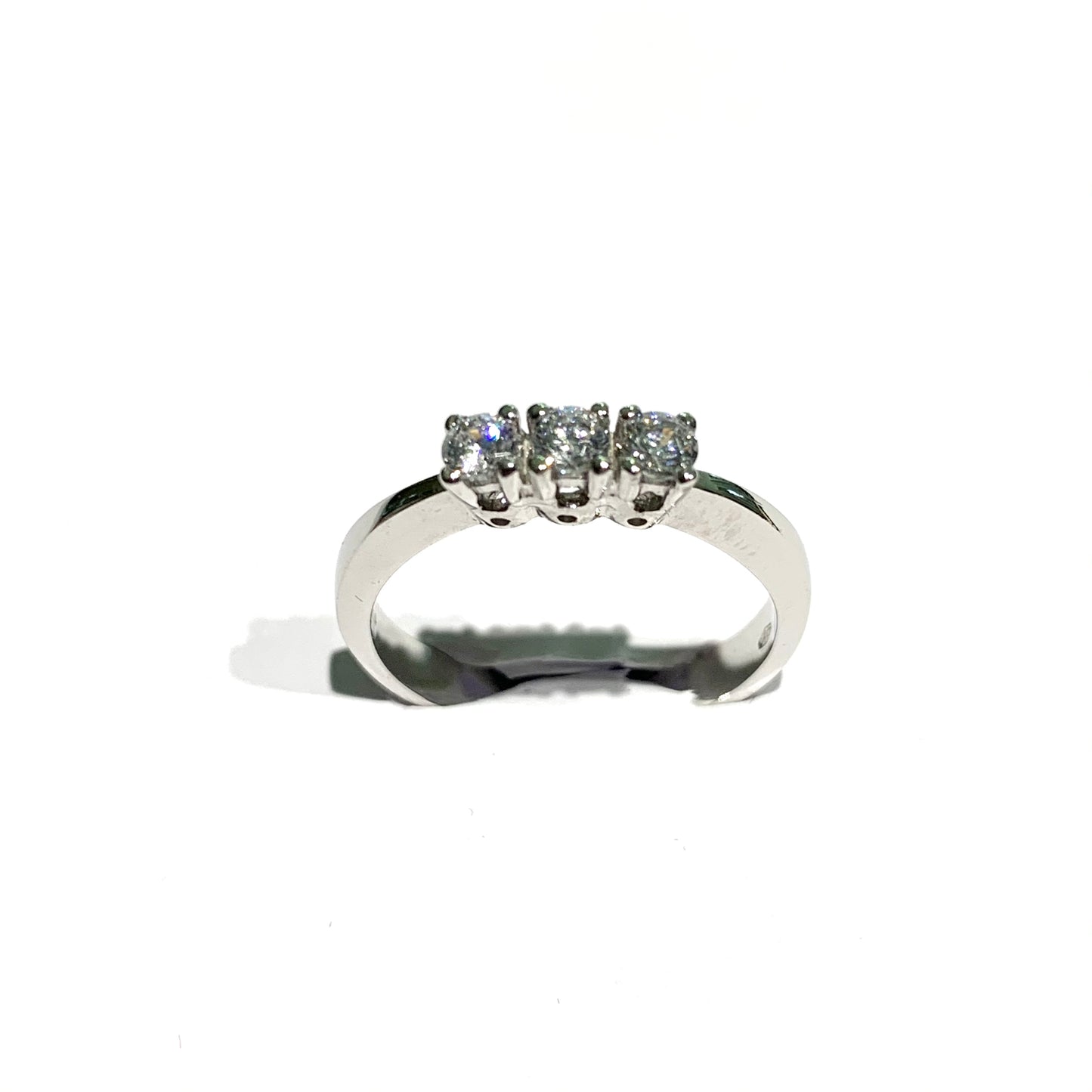 Anello trilogi in oro bianco 18kt con tre zirconi. Dimensione zircone 0,3 cm. Misura 14.