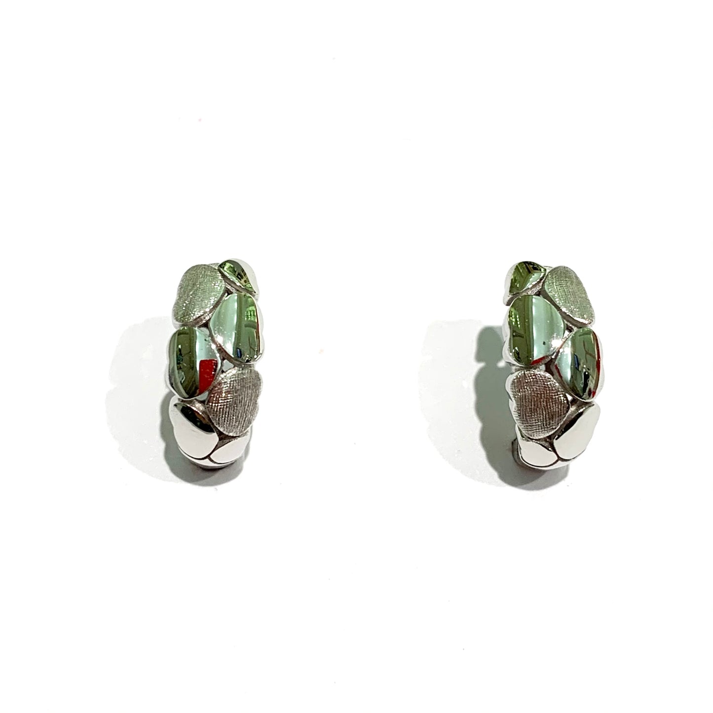 Orecchini in oro bianco 18kt con cuori satinati alternati a cuori lucidi. Lunghezza 1 cm. Larghezza 0,5 cm. Chiusura a baionetta. Spedizione gratuita con confezione regalo.