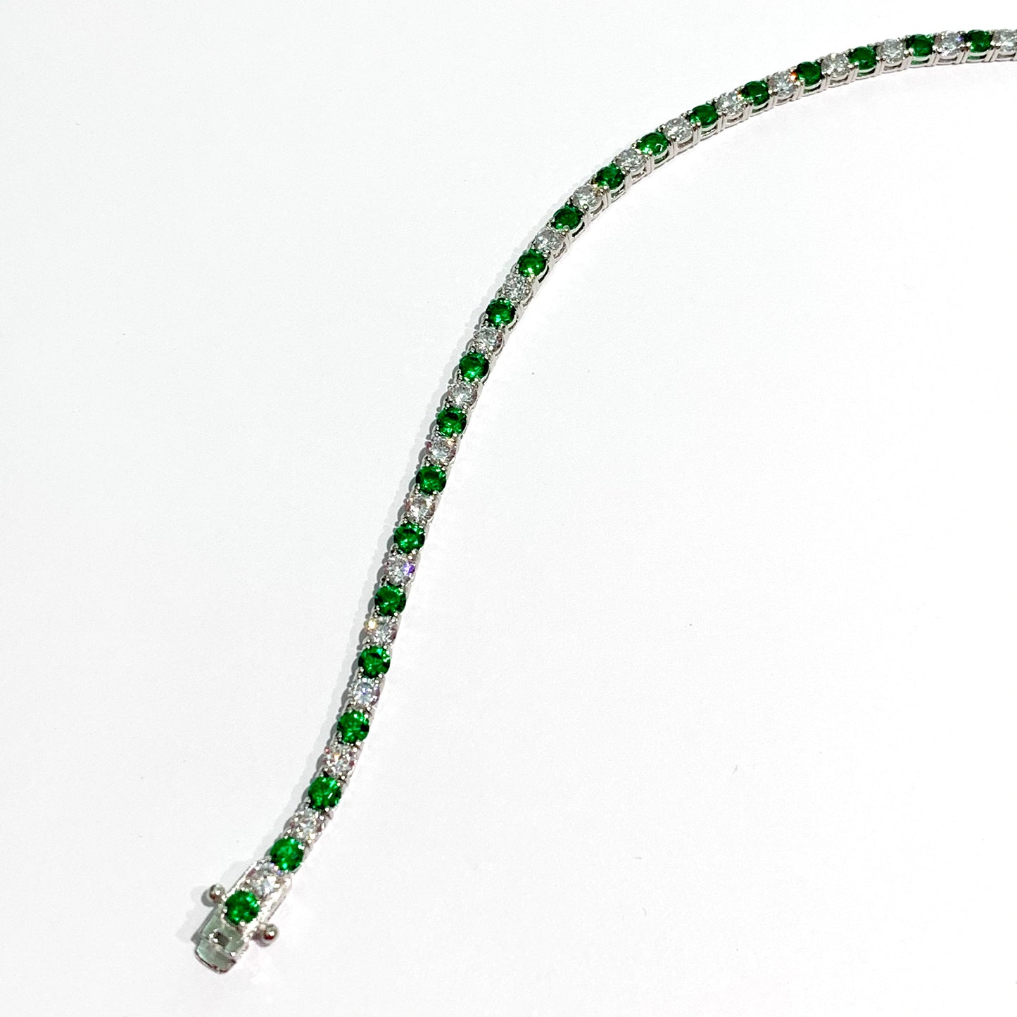 Bracciale tennis in argento con zirconi bianchi e colore rubino. Lunghezza 18,5 cm. Dimensione zirconi 0,3 cm. Spedizione gratuita con confezione regalo.
