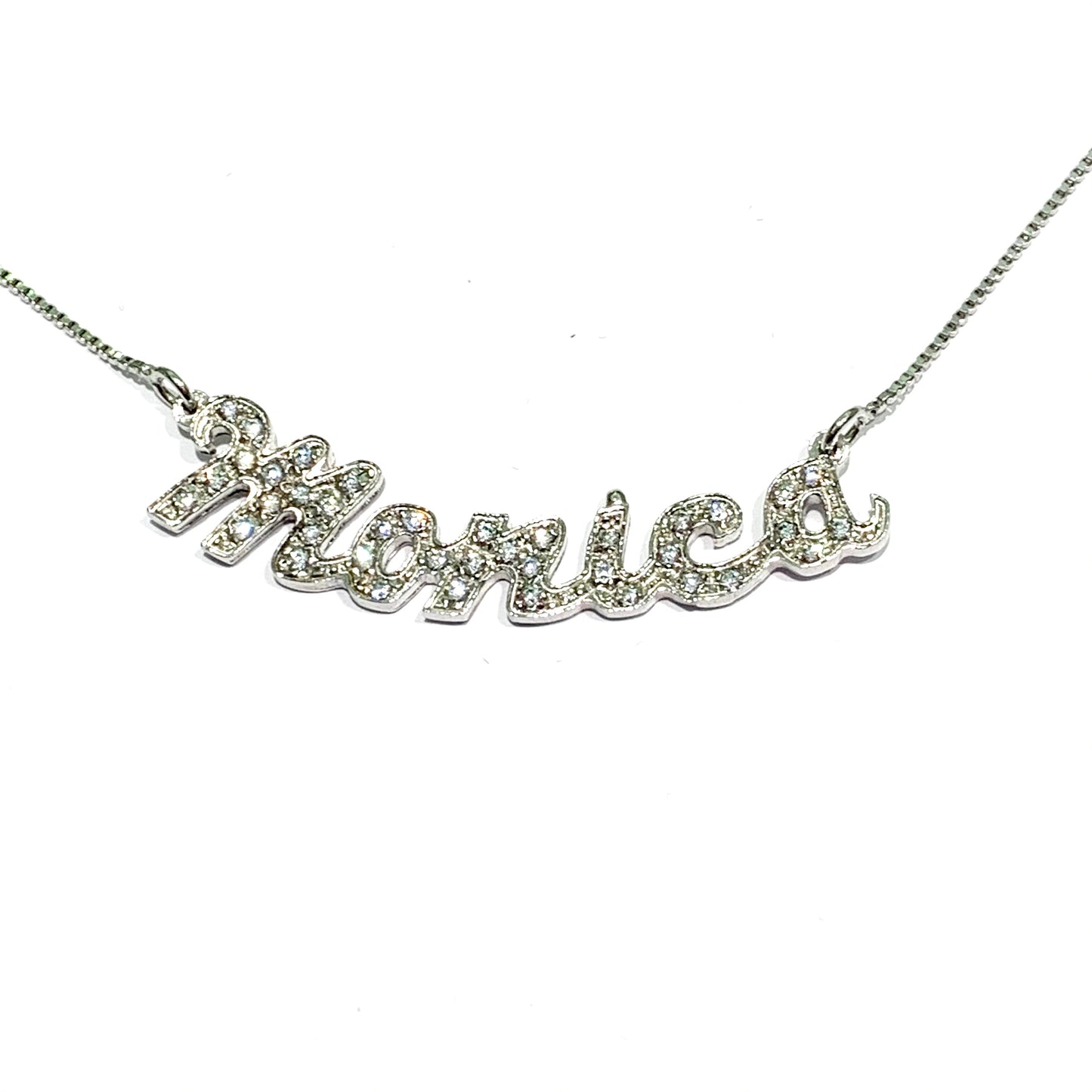 Collana in argento con nome Monica ricoperto da zirconi. Lunghezza catena 40 cm. Lunghezza nome 4,5 cm, altezza lettere 0,5 cm con iniziale da 1 cm. Spedizione gratuita con confezione regalo.