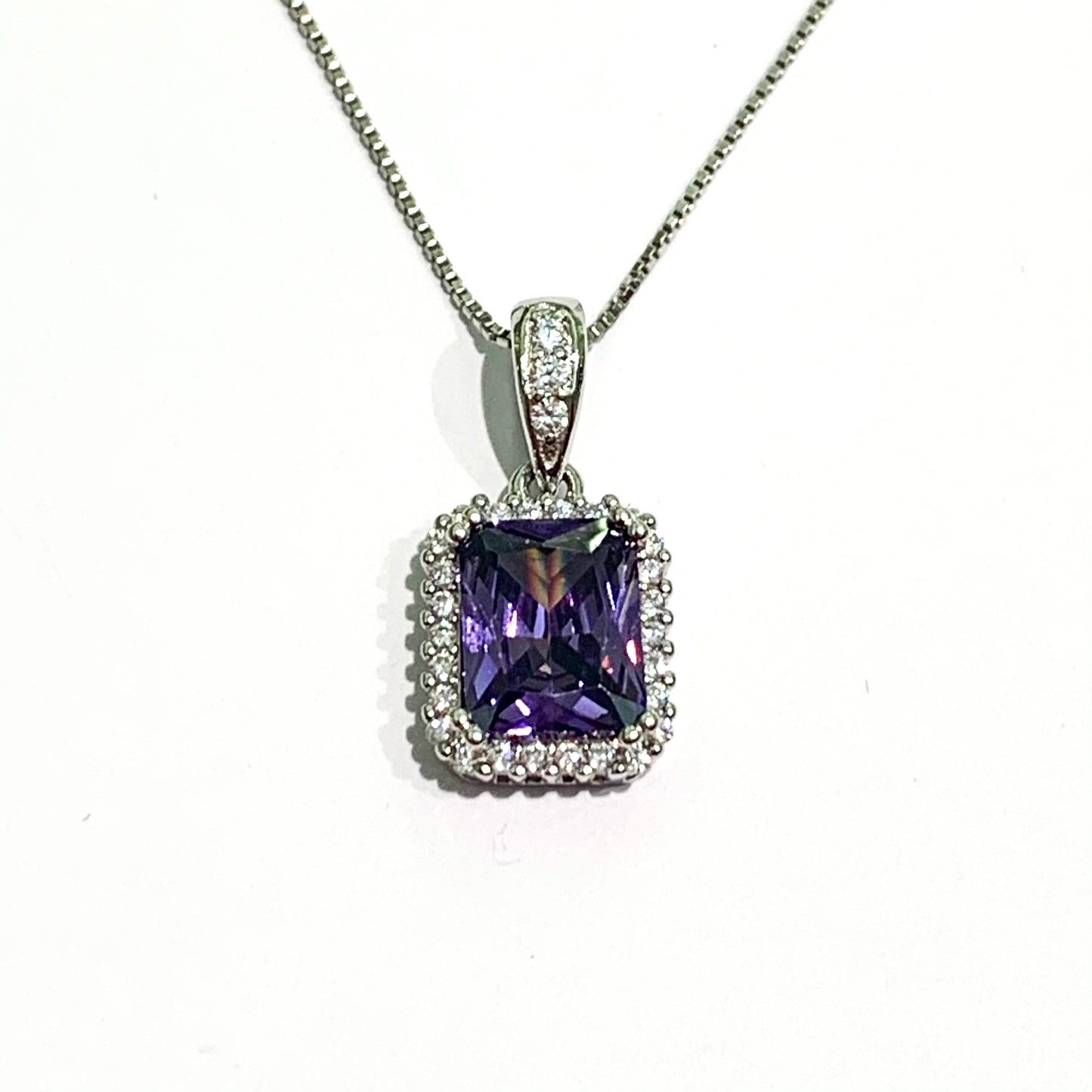 Collana argento con zircone color ametista circondato da piccoli zirconi bianchi. Lunghezza catena 44 cm. Ciondolo 1,3x1 cm. Spedizione gratuita con confezione regalo.