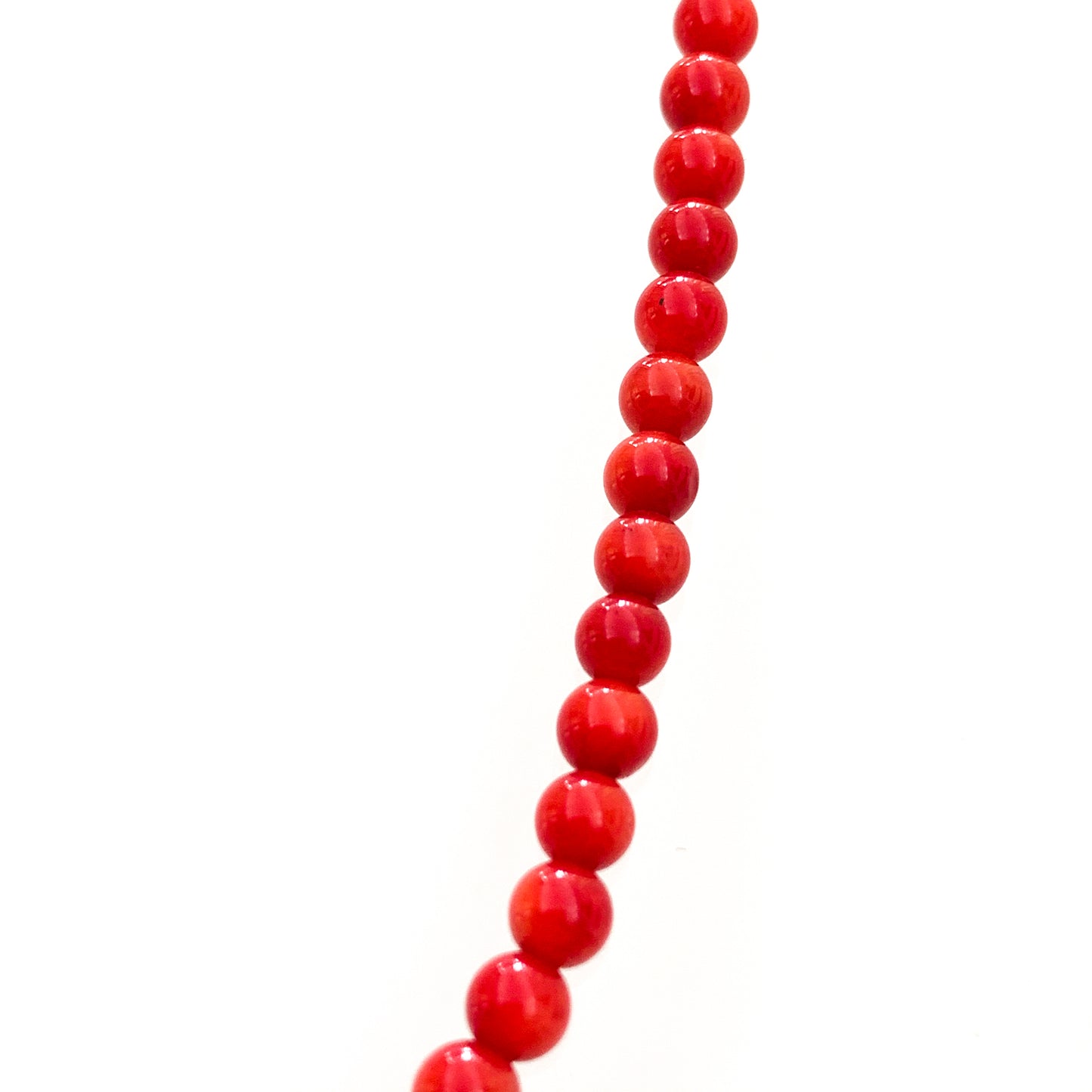 Collana in bijoux con perline color corallo rosso. Lunghezza catena 52 cm. Dimensione coralli 0,4 cm. Spedizione gratuita con confezione regalo.