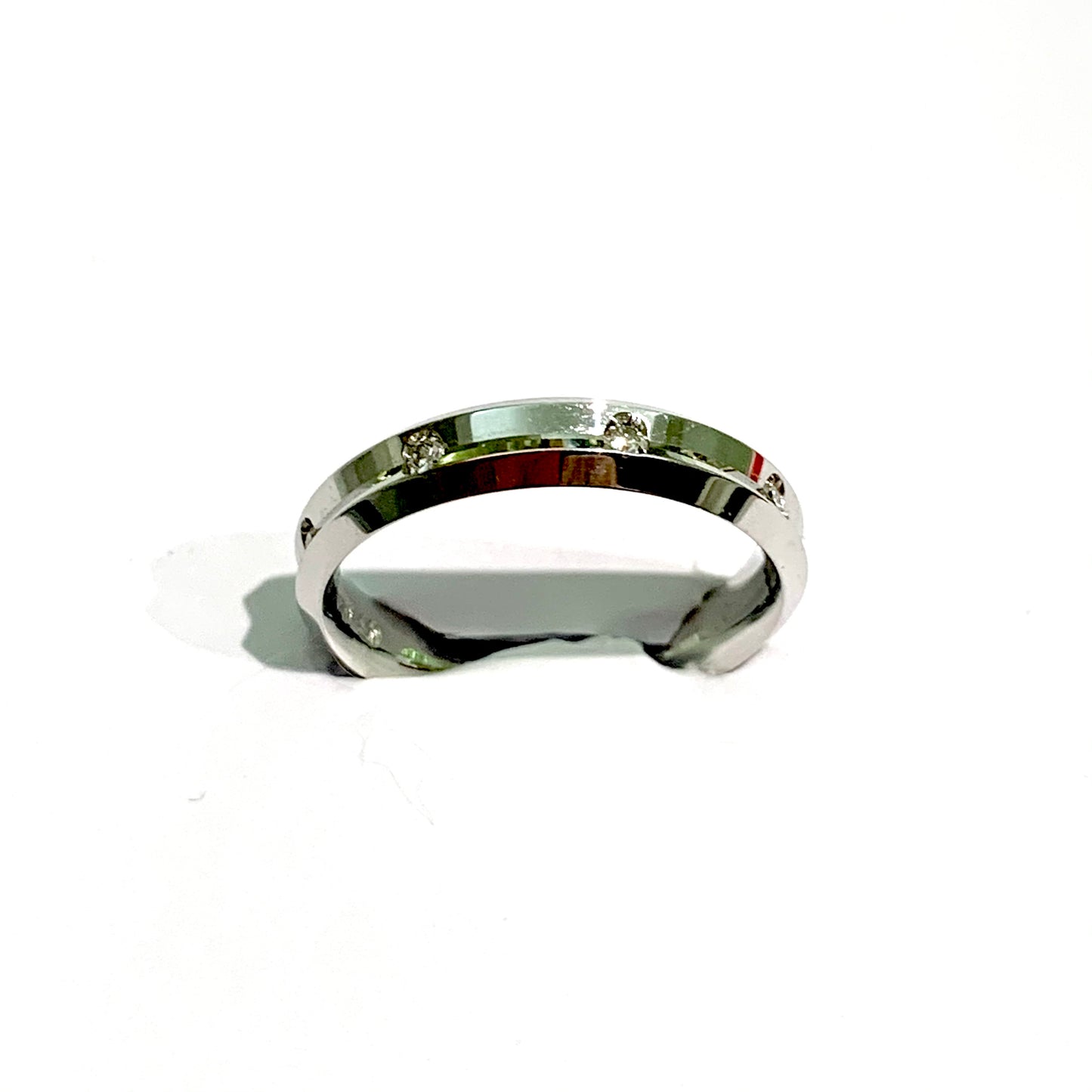 Anello fedina in oro bianco 18kt contornata da diamanti. Marchio Unoaerre. Diamanti di 0,16 carati. Larghezza 0,4 cm. Misura 13.