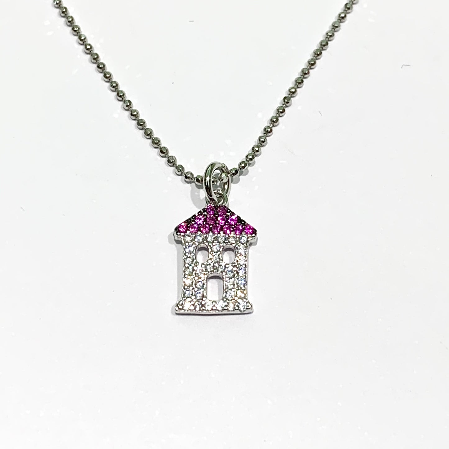 Collana in argento con casetta e zirconi colorati. Lunghezza catena 40 cm. Dimensioni ciondolo 1,2 cm di lunghezza x 0,7cm di larghezza. Spedizione gratuita con confezione regalo.
