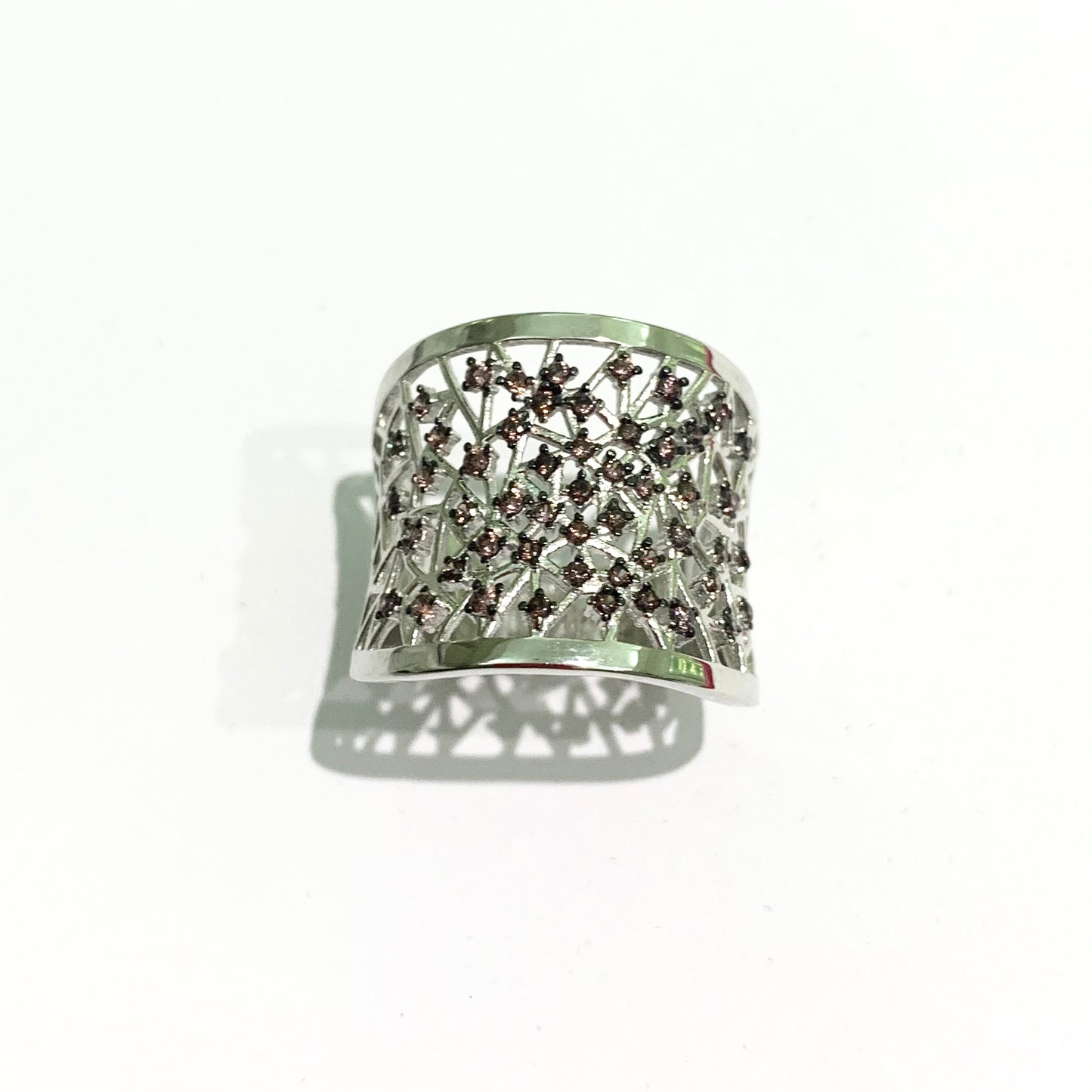 Anello in argento a fascia ricoperta da piccoli zirconi rosè. Misura 19. Larghezza fascia 1,9 cm.