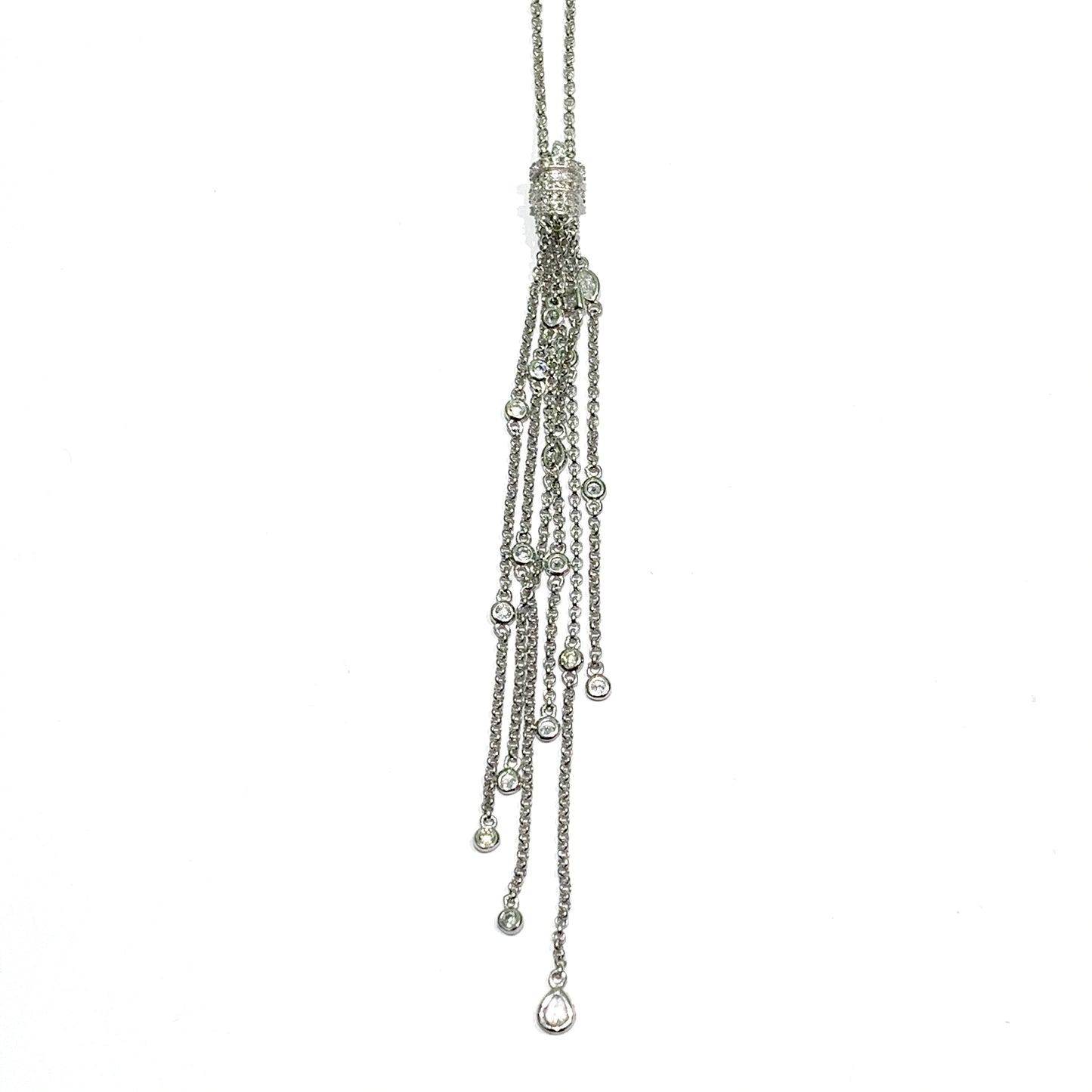 Collana in argento con ciondolo con fili pendenti. Lunghezza catena regolabile fino a un massimo di 64 cm. Lunghezza ciondolo pendente 10 cm. Spedizione gratuita con confezione regalo.