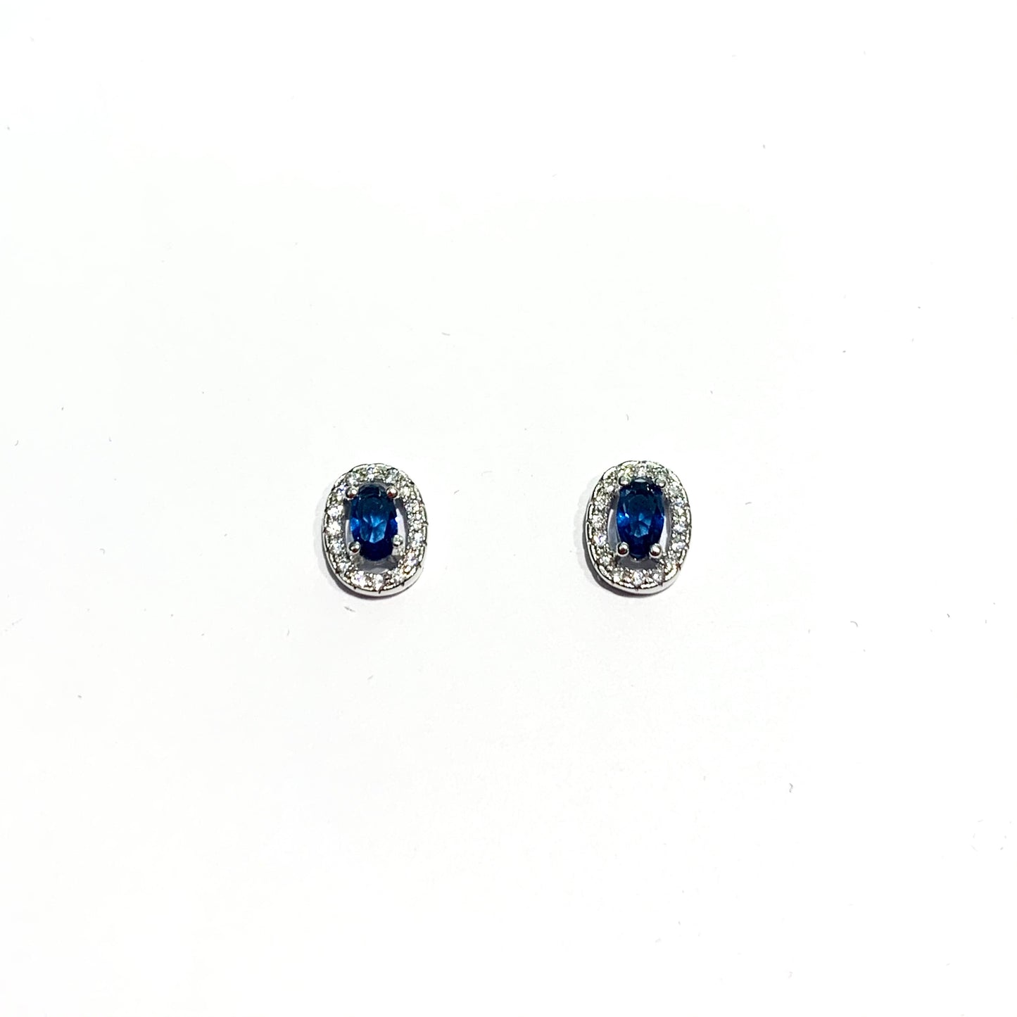 Orecchini in argento con zircone ovale colore zaffiro circondato da zirconi bianchi. Dimensione 0,8x0,5 cm. Chiusura con farfallina. Spedizione gratuita con confezione regalo.