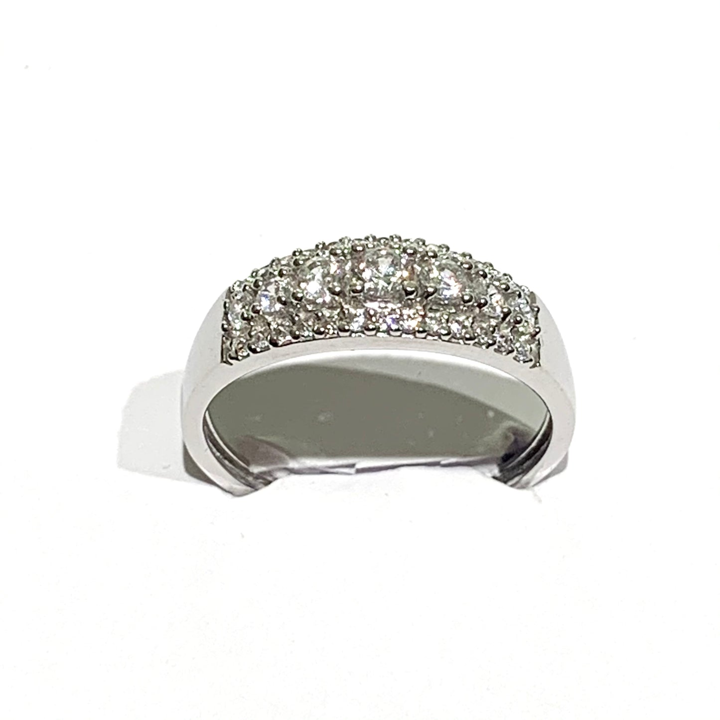 Anello in oro bianco 18kt a fascia con zirconi centrali grandi nella parte centrale, circondati da piccoli zirconi. Larghezza fascia 0,5 cm. Misura 11.