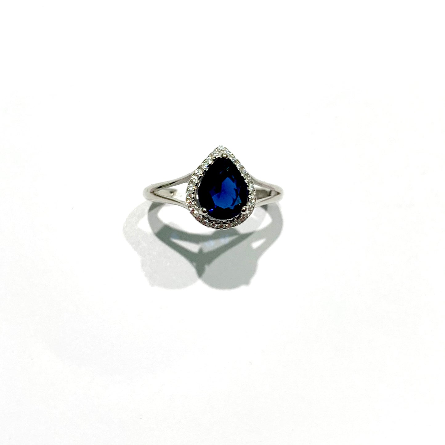 Anello in argento con zircone a goccia colorato circondato da piccoli zirconi bianchi. Disponibile in più colori: rubino, turchese e zaffiro. Dimensioni zircone 1,2 cm di lunghezza x 0,9 cm di larghezza. Misure regolabili da 18 fino a 21.