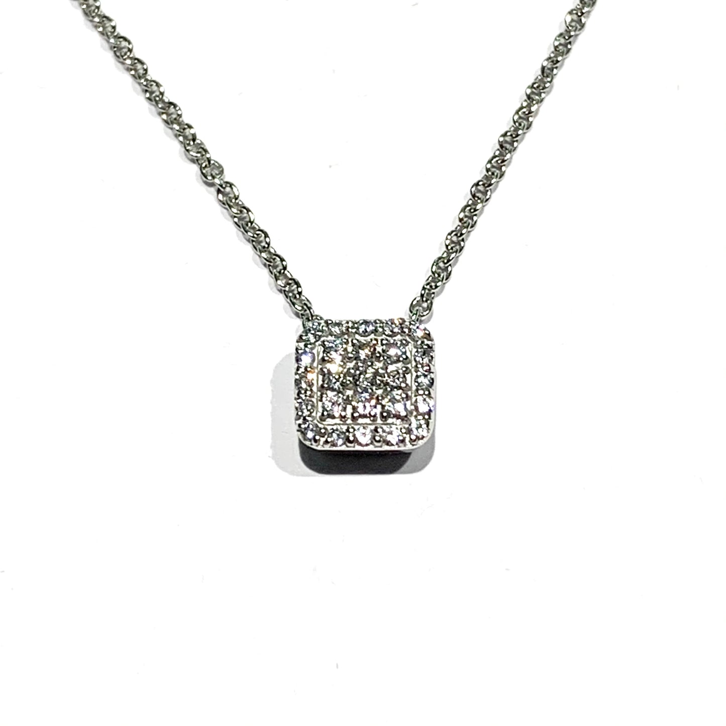 Collana in oro bianco 18kt con ciondolo quadrato ricoperto da zirconi. Lunghezza catena regolabile da 42 cm a 44 cm. Dimensioni quadrato 0,6 cm. Spedizione gratuita con confezione regalo.