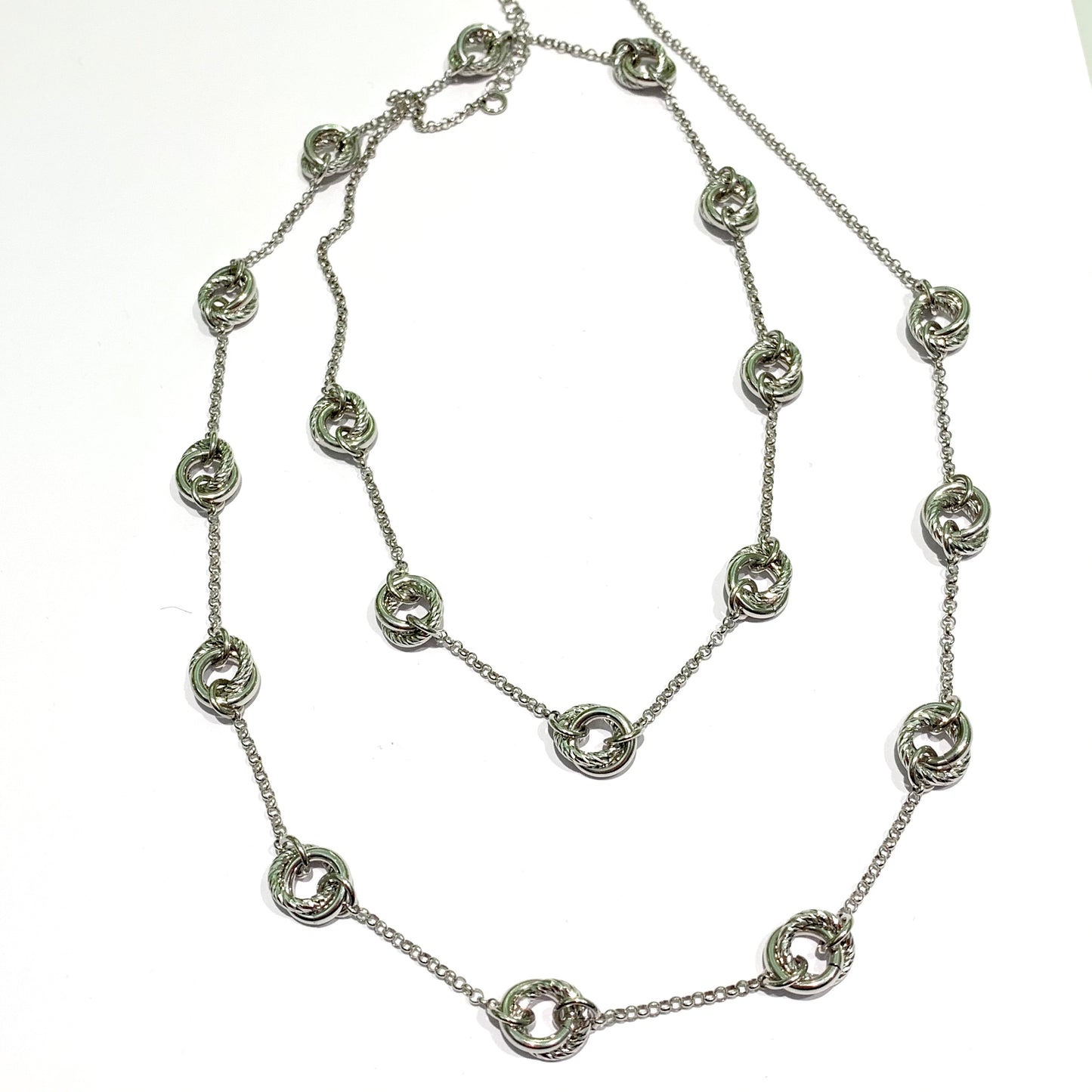 Collana lunga in argento con cerchietti satinati. Possibilità di indossarla con doppio giro. Lunghezza regolabile da 85 cm a 90 cm. Larghezza cerchi 1 cm. Spedizione gratuita con confezione regalo.