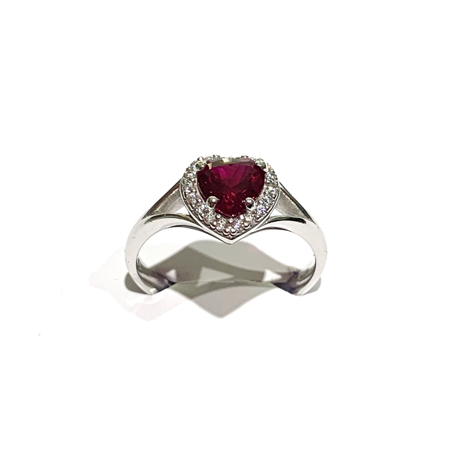 Anello in oro bianco 18kt con zircone a forma di cuore colore rubino. Dimensione cuore 0,7 cm. Misura 13.