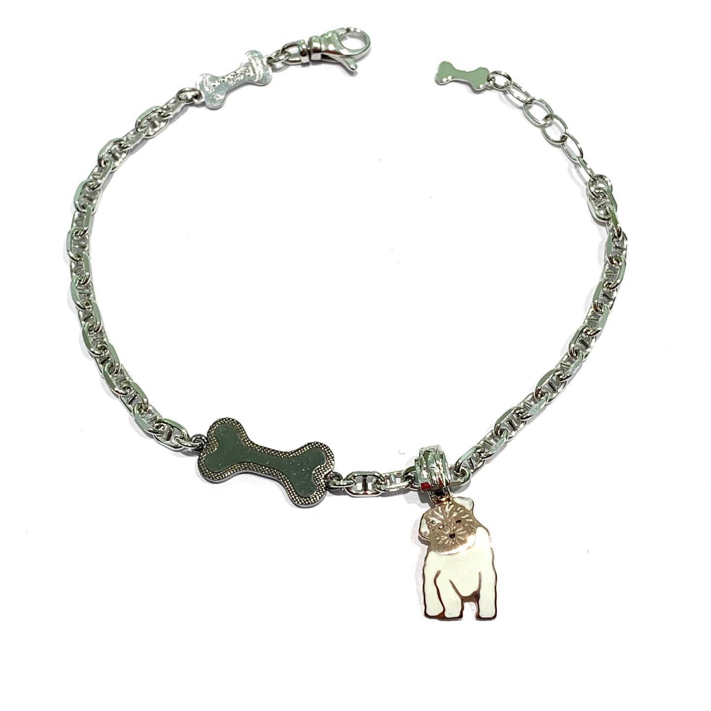 Bracciale in argento con cane smaltato impreziosito da un osso centrale. Razza cane: maltese. Lunghezza bracciale regolabile da 17 cm a 19 cm. Misure ciondolino: larghezza 1,5 cm x 2 cm di lunghezza incluso anellino. Dimensioni osso 1,6x0,6 cm.