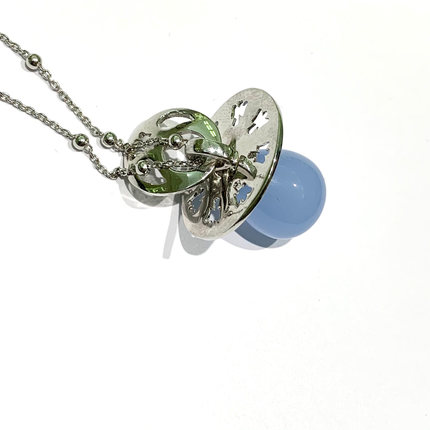Collana in argento con ciuccio azzurro. Regalo perfetto per una mamma in dolce attesa. Lunghezza catena regolabile da 40 cm a 44 cm. Dimensioni ciuccio 2 cm di lunghezza x 1,5 cm di larghezza. Spedizione gratuita con confezione regalo.