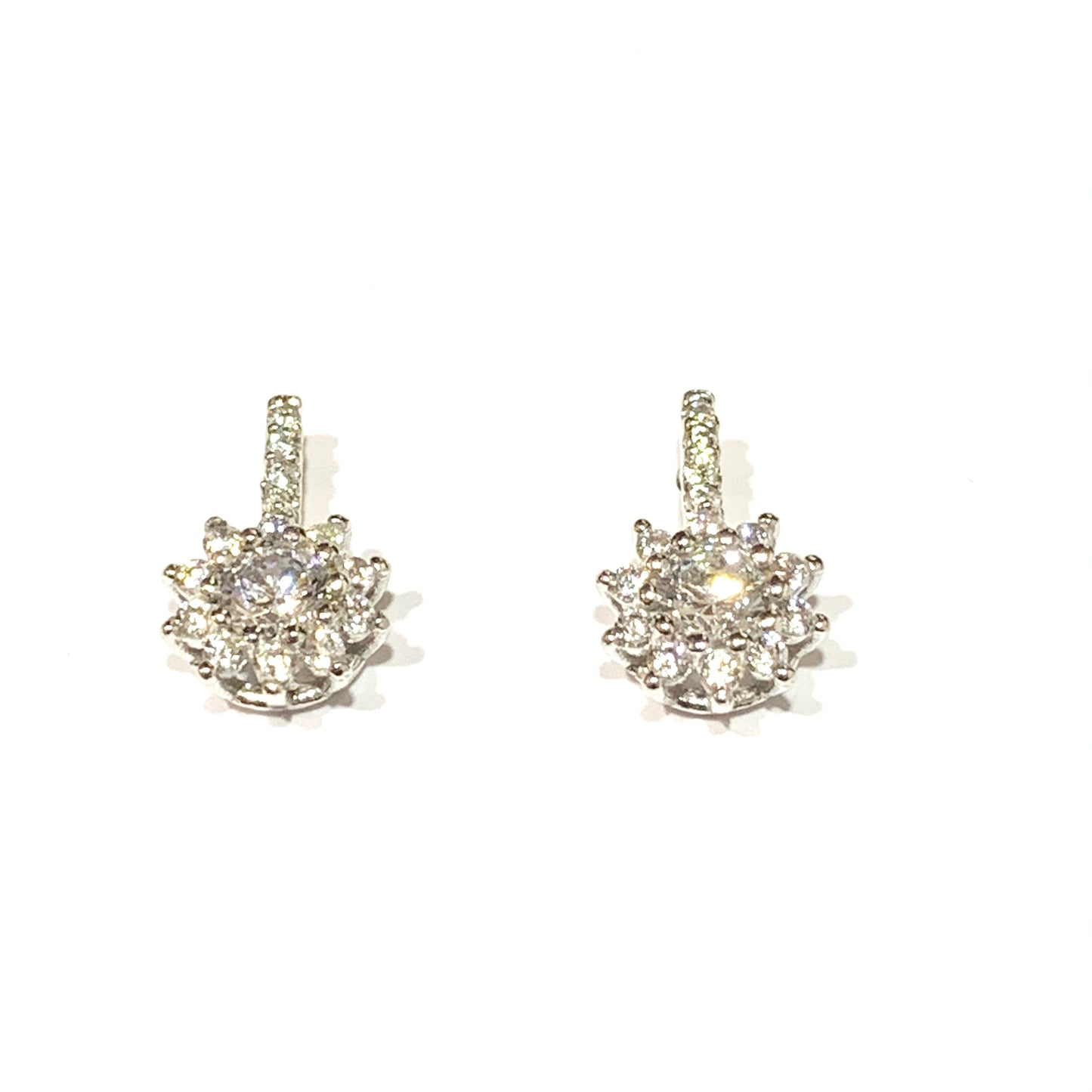 Orecchini in oro bianco 9kt con punto luce pendente circondato da zirconi e piccola barretta verticale. Lunghezza totale 1 cm. Dimensione punto luce 0,6 cm. Chiusura con farfalline. Spedizione gratuita con confezione regalo.