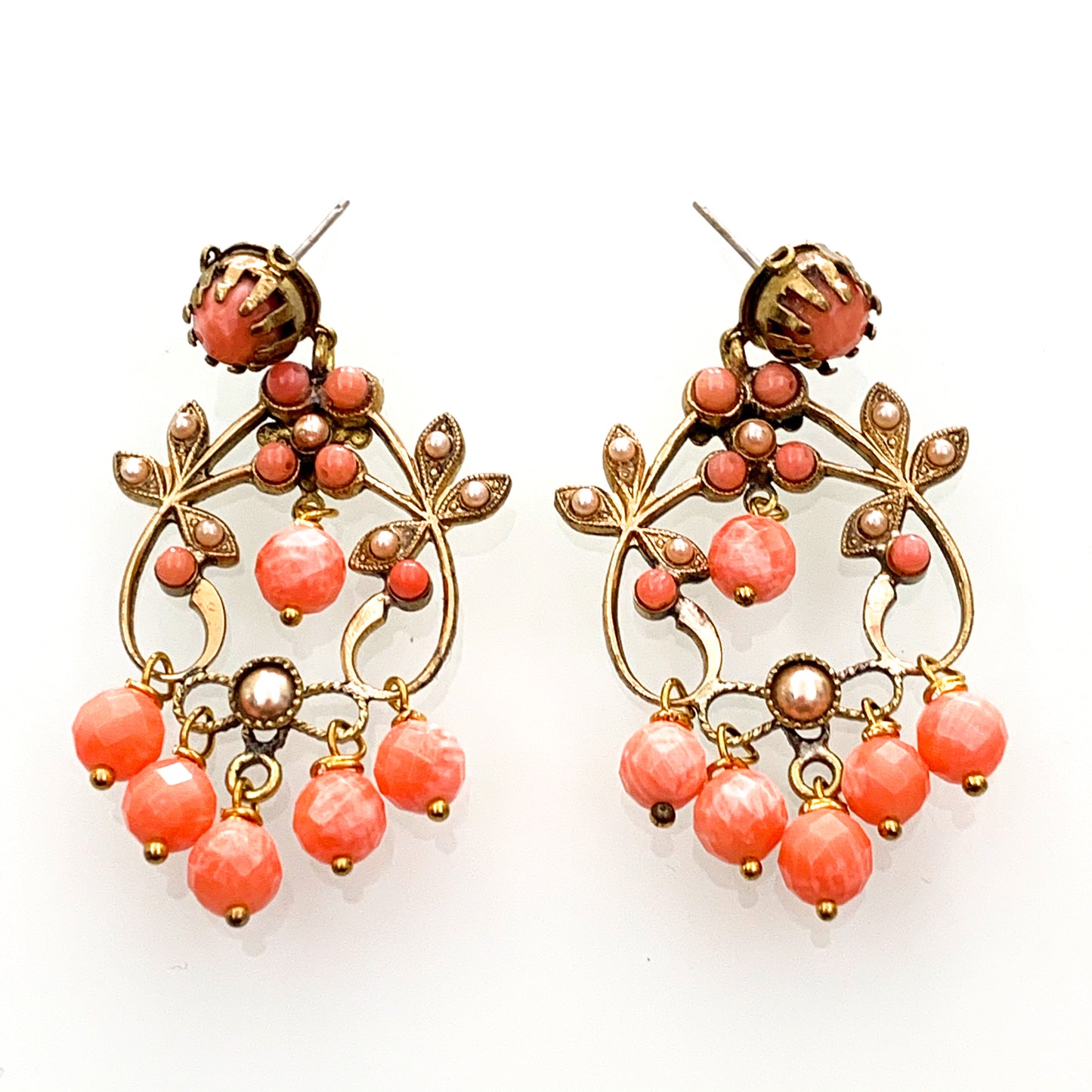 Orecchini pendenti in bijoux con corallo rosa e piccole perline. Dimensione 5 cm di lunghezza x 2,5 cm di larghezza. Chiusura con farfalline. Spedizione gratuita con confezione regalo.