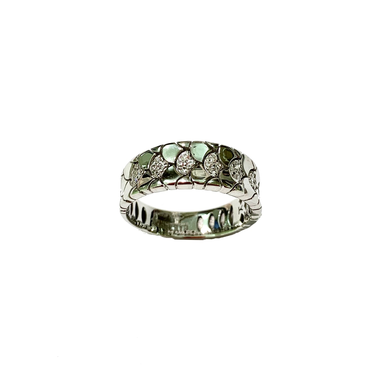 Anello in oro bianco 18kt a fascia con piccoli ventagli ricoperti da zirconi. Larghezza fascia 0,6 cm. Misura 14.