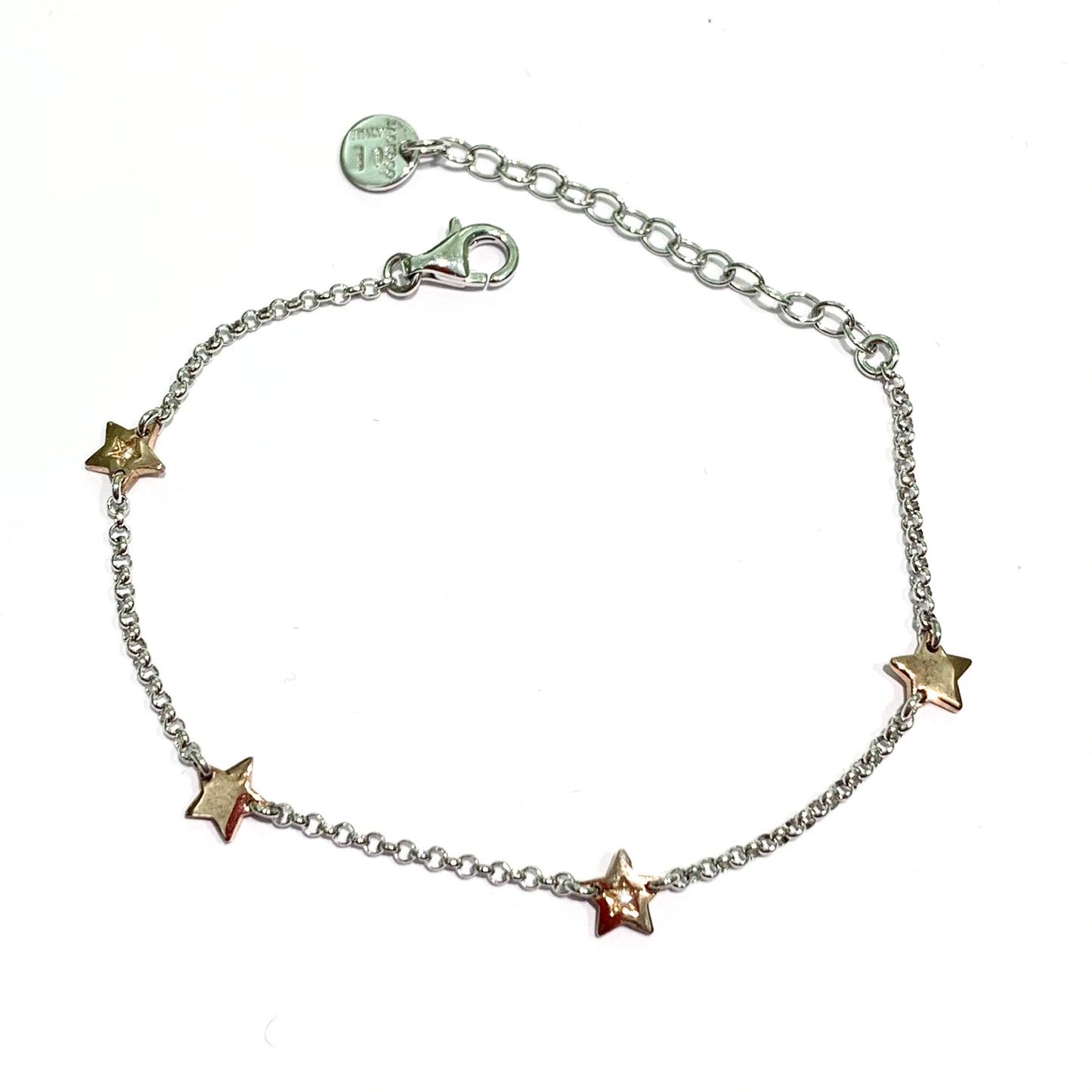 Bracciale in argento bicolore con quattro stelle in argento rosa di cui due impreziosite da un piccolo zircone. Lunghezza regolabile da 15 cm a 18 cm. Dimensioni stelle 0,5 cm.