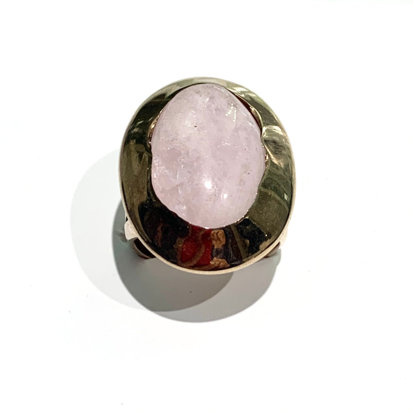 Anello in argento bagnato in oro rosa con pietra naturale in quarzo rosa. Misura 15/16. Dimensioni 2x2,5 cm.