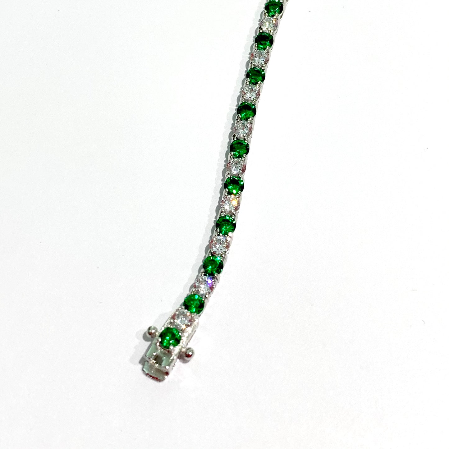 Bracciale tennis in argento con zirconi bianchi e colore rubino. Lunghezza 18,5 cm. Dimensione zirconi 0,3 cm. Spedizione gratuita con confezione regalo.