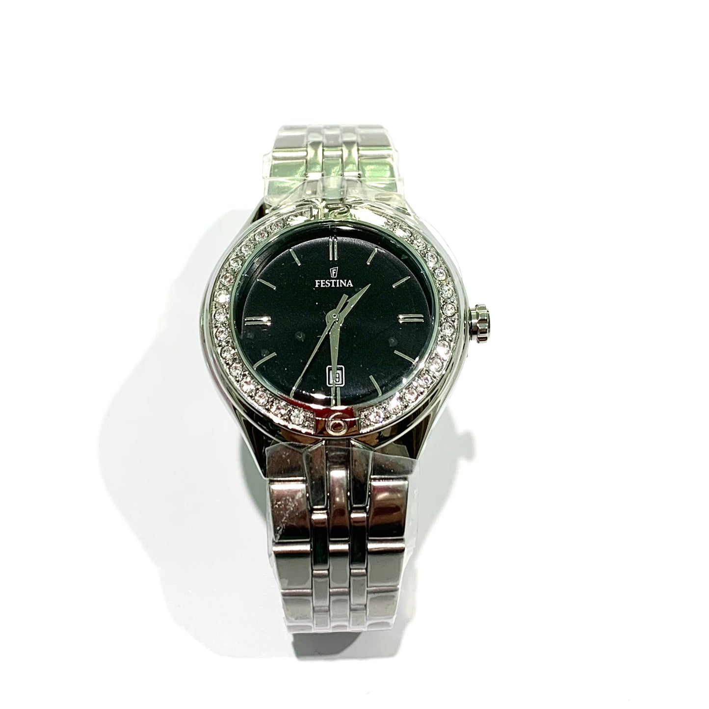 Orologio per donna in acciaio con quadrante nero circondato da zirconi, con datario. Marchio Festina. Lunghezza totale 22 cm, possibilità di regolarlo. Larghezza cinturino 1,6 cm. Quadrante di 3,2 cm. Meccanismo funzionante con pila. Resistenza all'acqua 5 ATM. Garanzia di 2 anni.