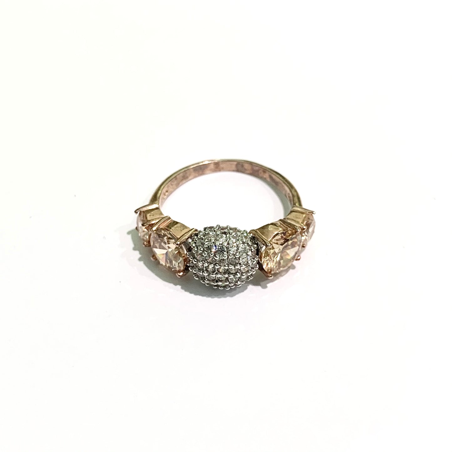 Anello fedina in argento rosa con zirconi laterali colore light topazio. Larghezza zircone centrale 0,7 cm. Misura 12.