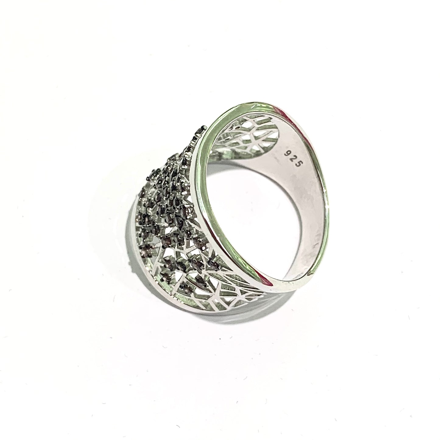 Anello in argento a fascia ricoperta da piccoli zirconi rosè. Misura 19. Larghezza fascia 1,9 cm.