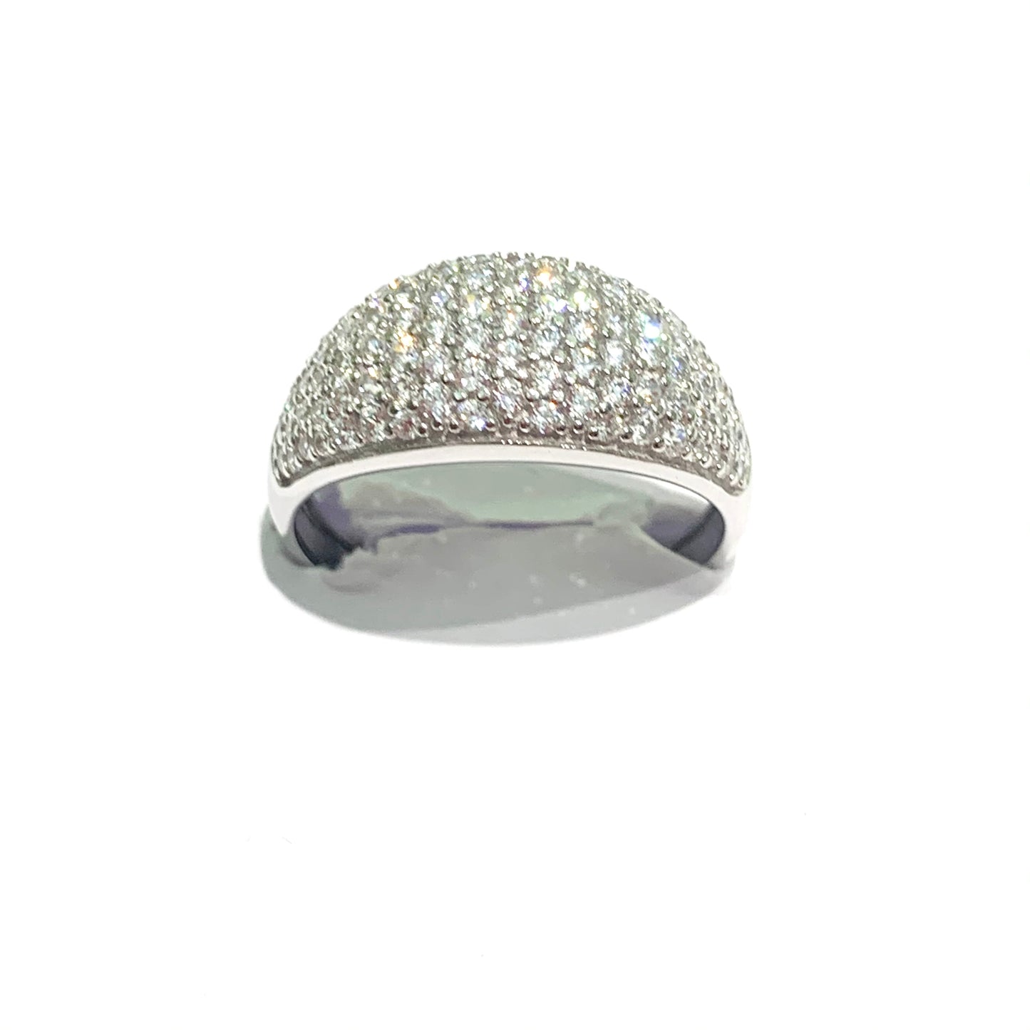 Anello in oro bianco 18kt con cabochon ricoperto da zirconi. Larghezza cabochon 0,8 cm. Misura 16.