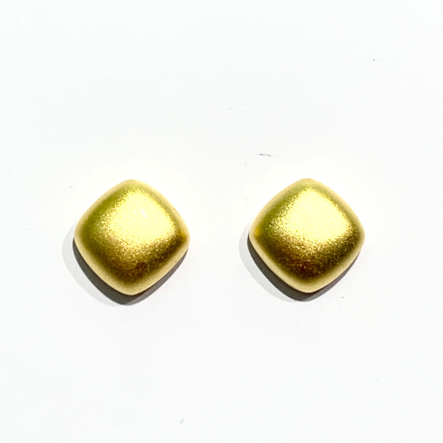 Orecchini in argento bagnato nell'oro giallo con effetto satinato a forma di quadrato. Dimensione 0,8 cm. Chiusura a farfallina. Spedizione gratuita con confezione regalo.