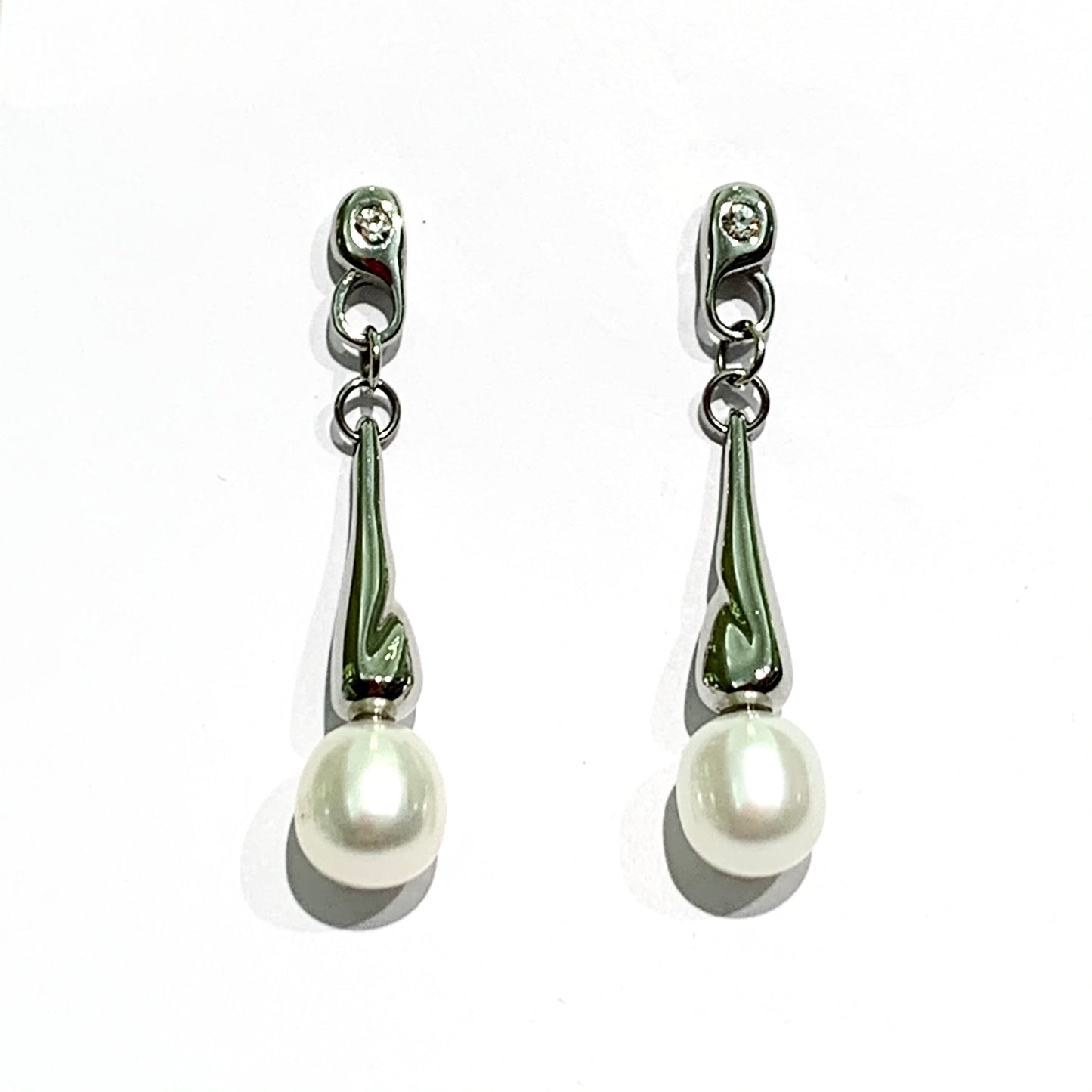 Orecchini pendenti in bijoux con perle coltivate. Lunghezza totale 4 cm. Dimensione perla 0,7 cm. Chiusura con farfalline. Spedizione gratuita con confezione regalo.