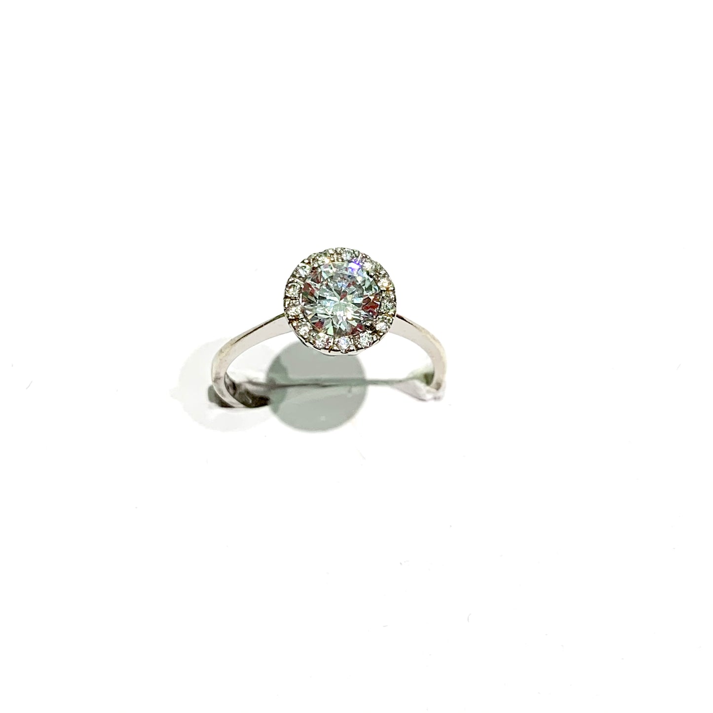 Anello solitario in oro bianco 9kt con zircone centrale circondato da piccoli zirconi. Dimensione totale 0,8 cm. Misura 15.